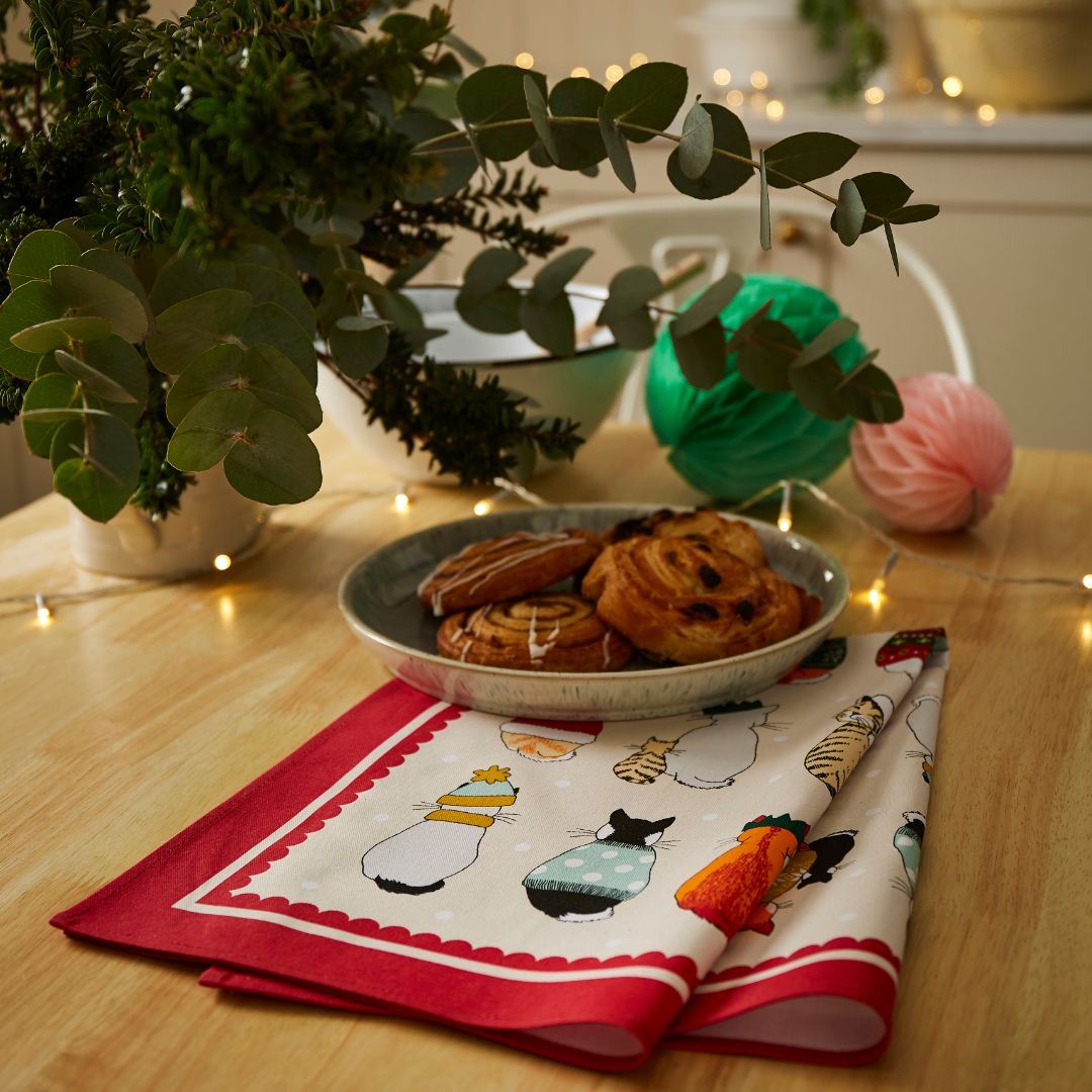 ulster-weavers-christmas-cats-in-waiting-baumwoll-geschirrtuch-in-rot image 2