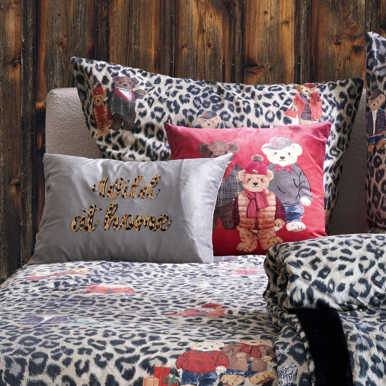 apelt-wild-statement-kissen-samt-bestickt-leo-wild-at-home image 2