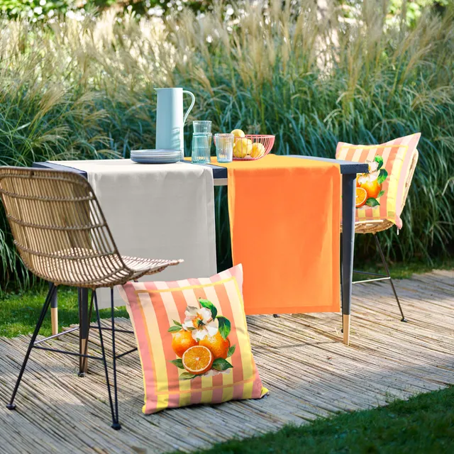 apelt-3811-outdoor-kissen-orangen-motiv-auf-streifen-aperol-mit-fleckschutz image 1