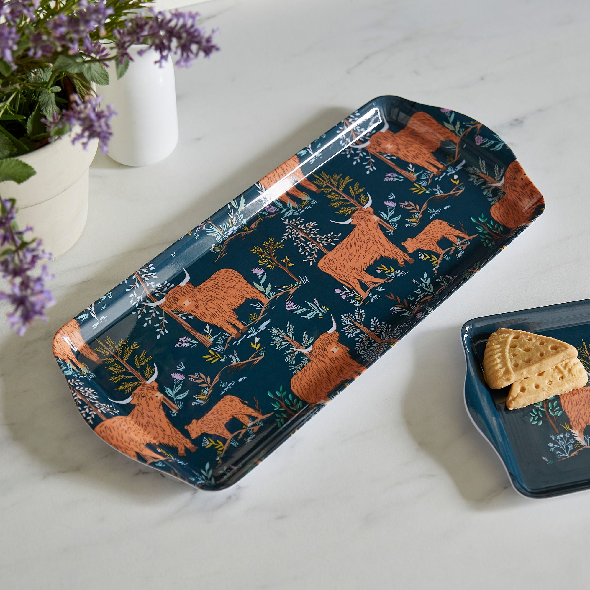 ulster-weavers-connie-the-cow-serviertablett-39x17-cm-in-navy image 2