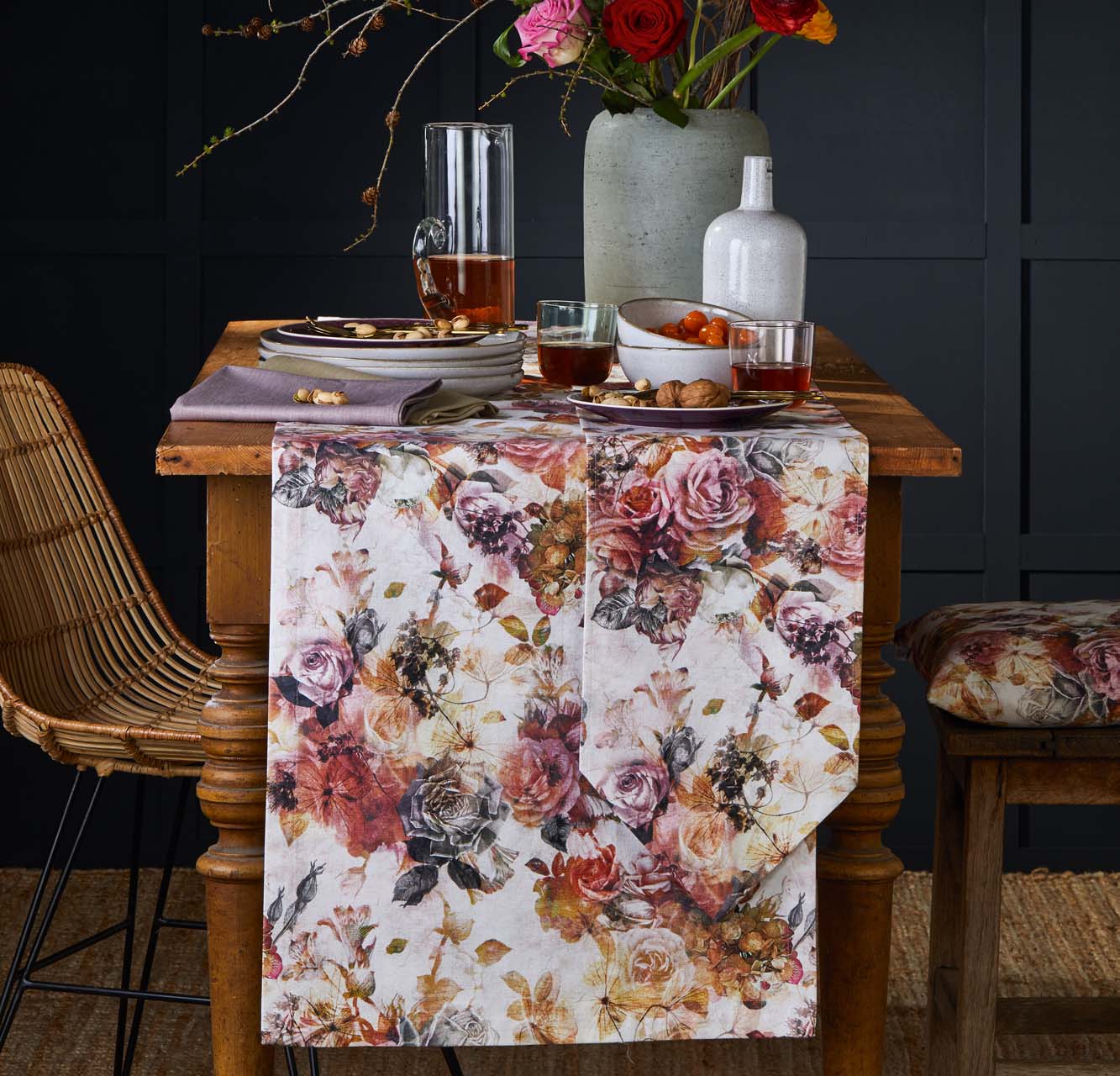 apelt-2708-tischdecke-rosen-und-herbstblumen-baumwolle image 6