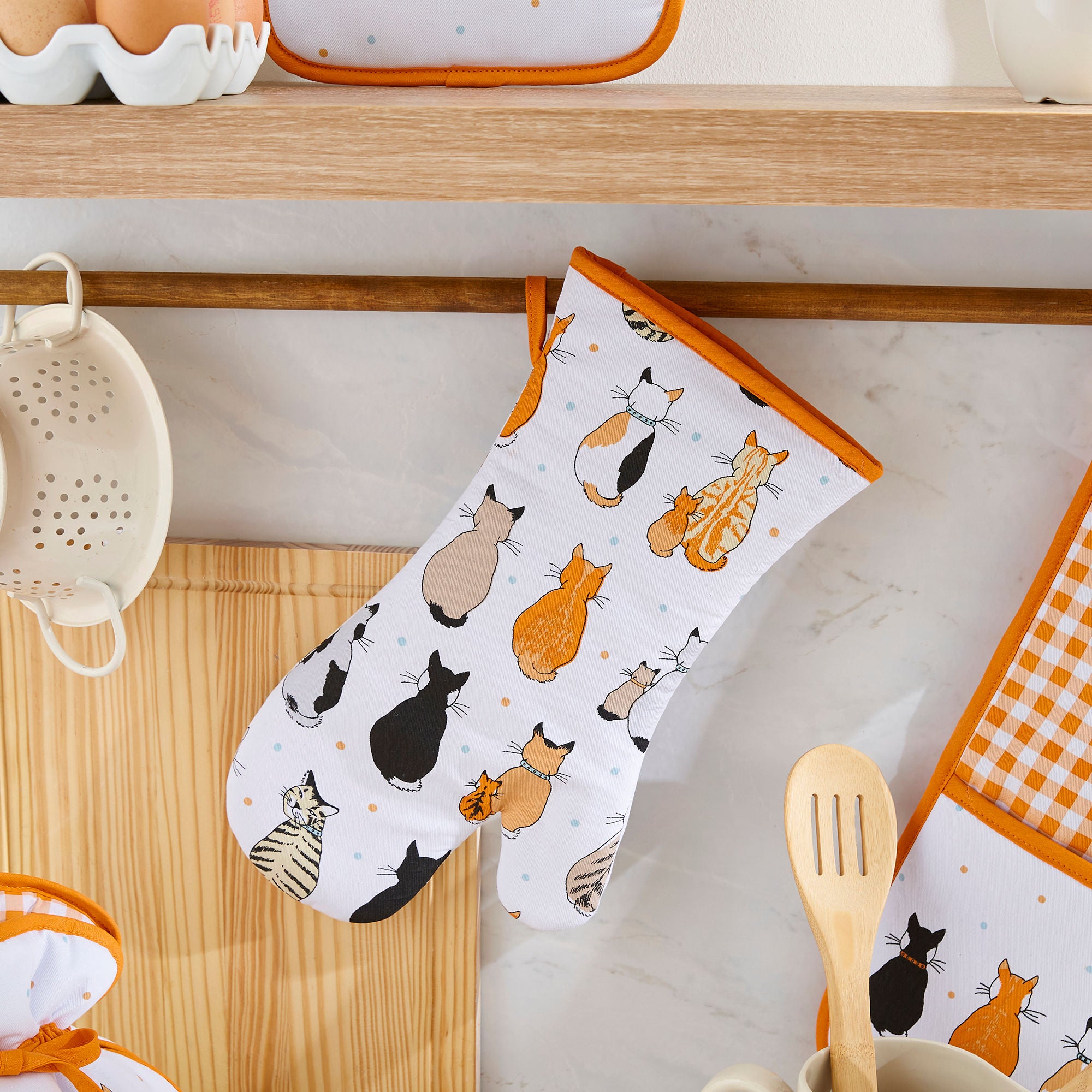 ulster-weavers-cats-in-waiting-2026-handschuh-ofenhandschuh-orange image 2