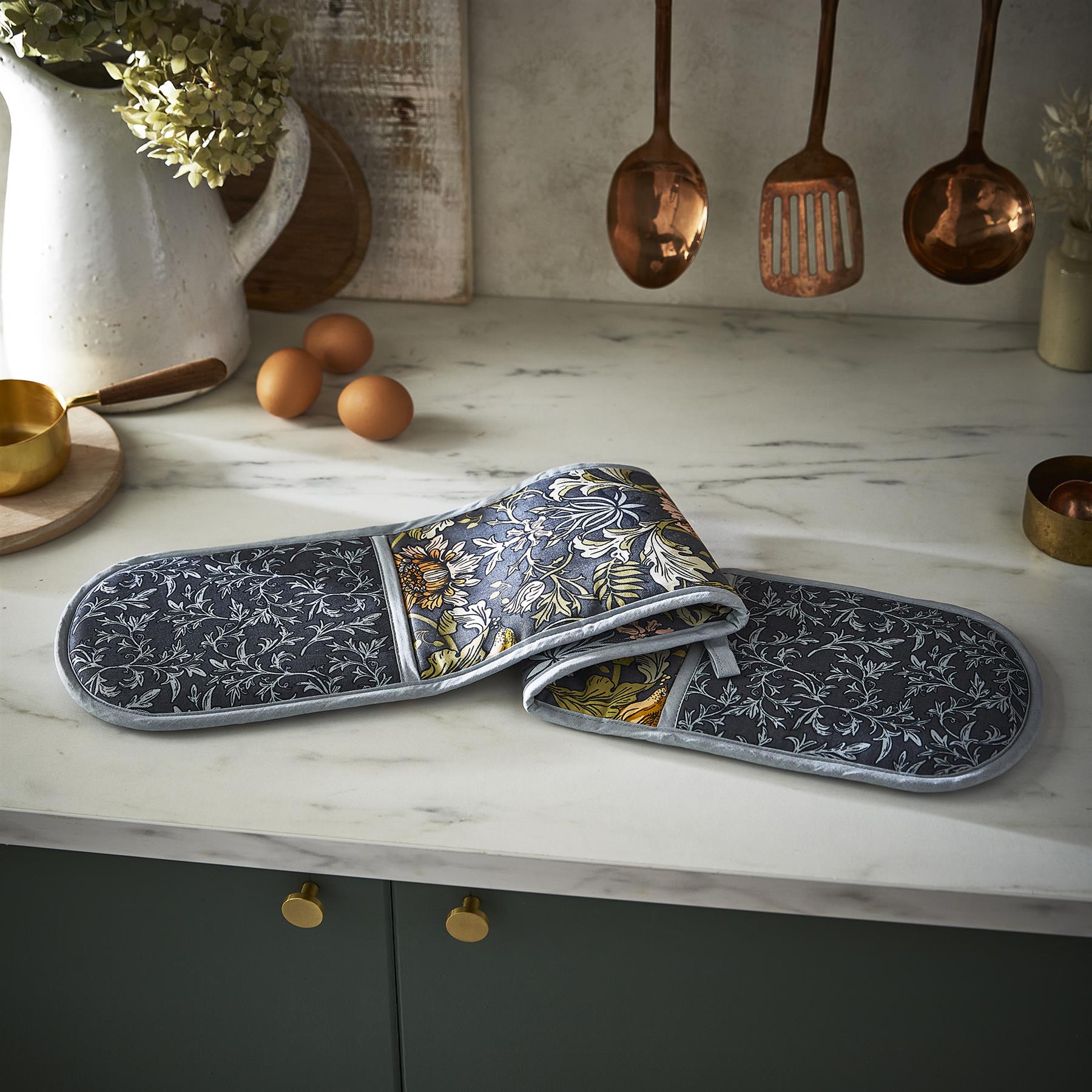 ulster-weavers-finch-flower-doppel-ofenhandschuh-in-navy image 2