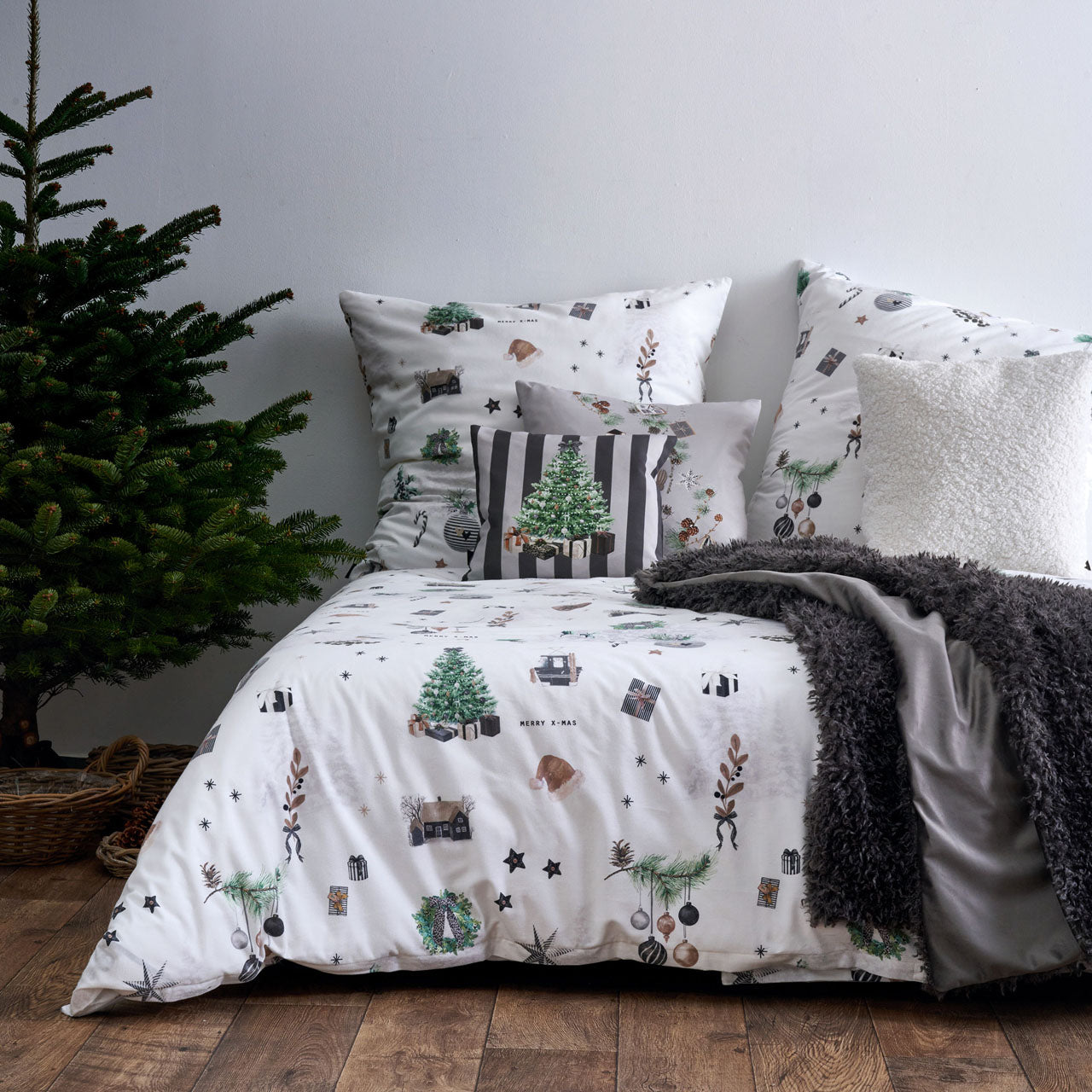apelt-3713-kissenbezug-weihnachtsbaum-auf-streifen image 3