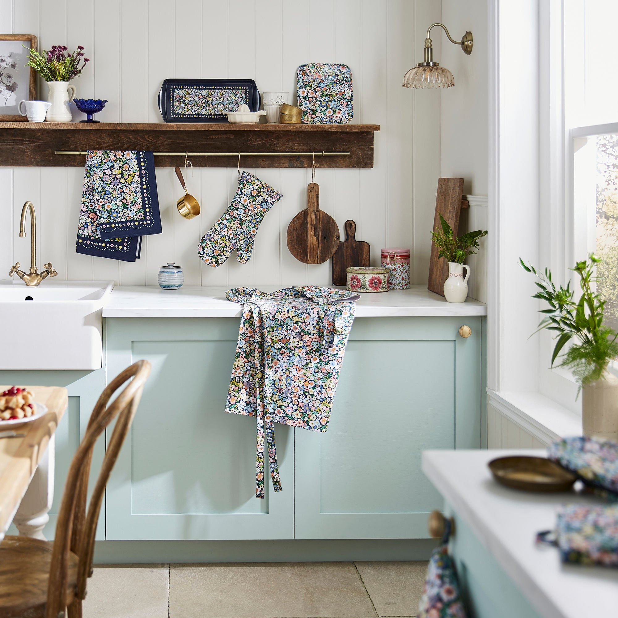 ulster-weavers-confetti-floral-doppel-ofenhandschuh-in-bunt image 4