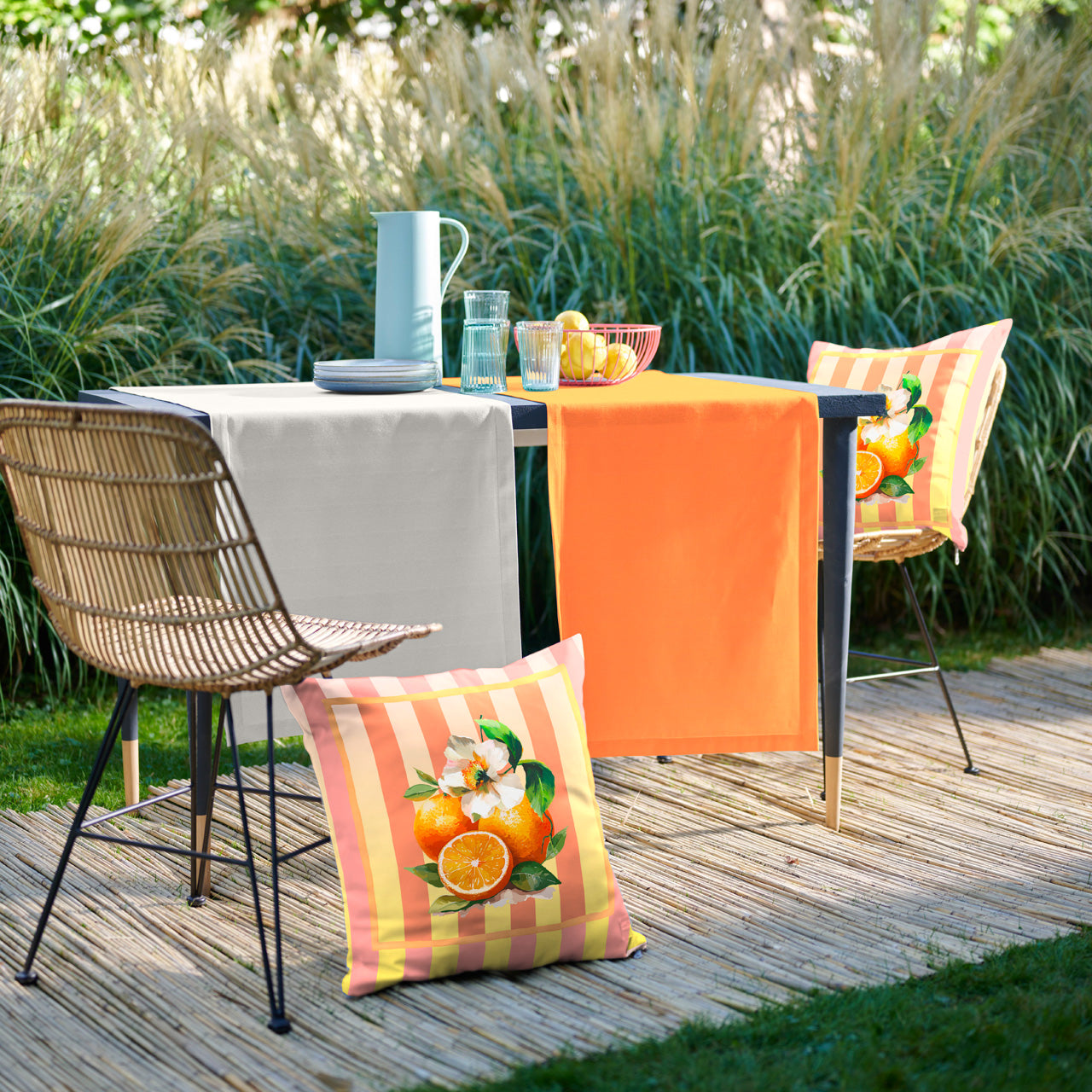 apelt-3811-kissenbezug-orangen-motiv-auf-changierenden-streifen-outdoor-mit-flec image 2