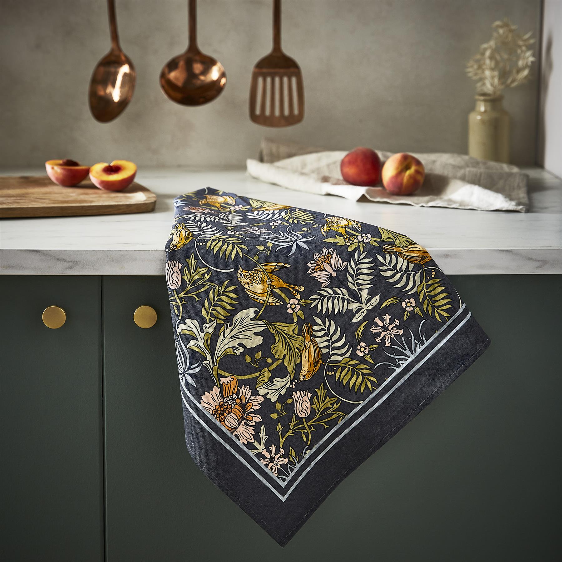 ulster-weavers-finch-flower-baumwoll-geschirrtuch-in-navy image 2