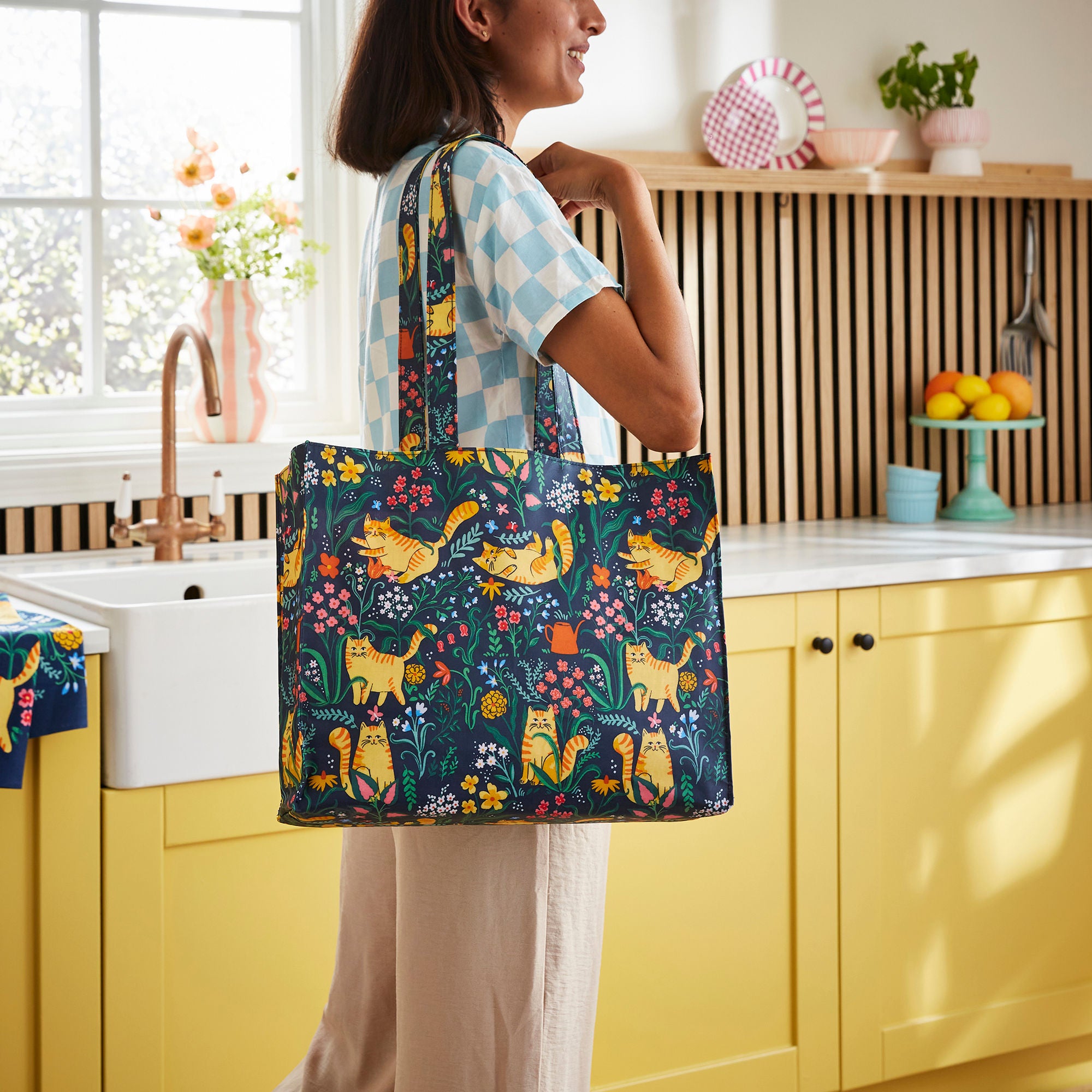 ulster-weavers-marmalade-meadow-schultertasche-pvc-navy image 2