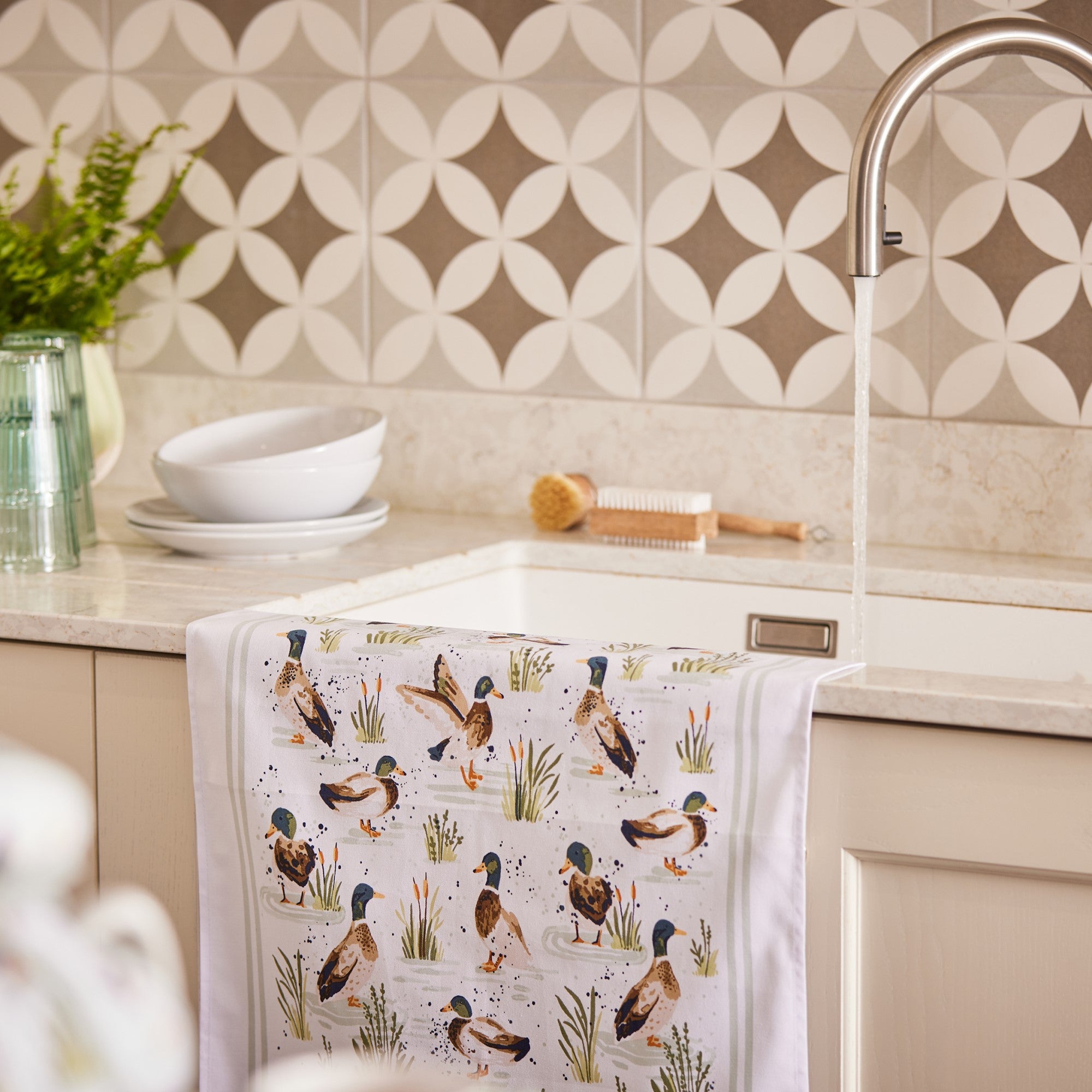 ulster-weavers-farmhouse-ducks-geschirrtuch-aus-baumwolle-in-salbei image 3