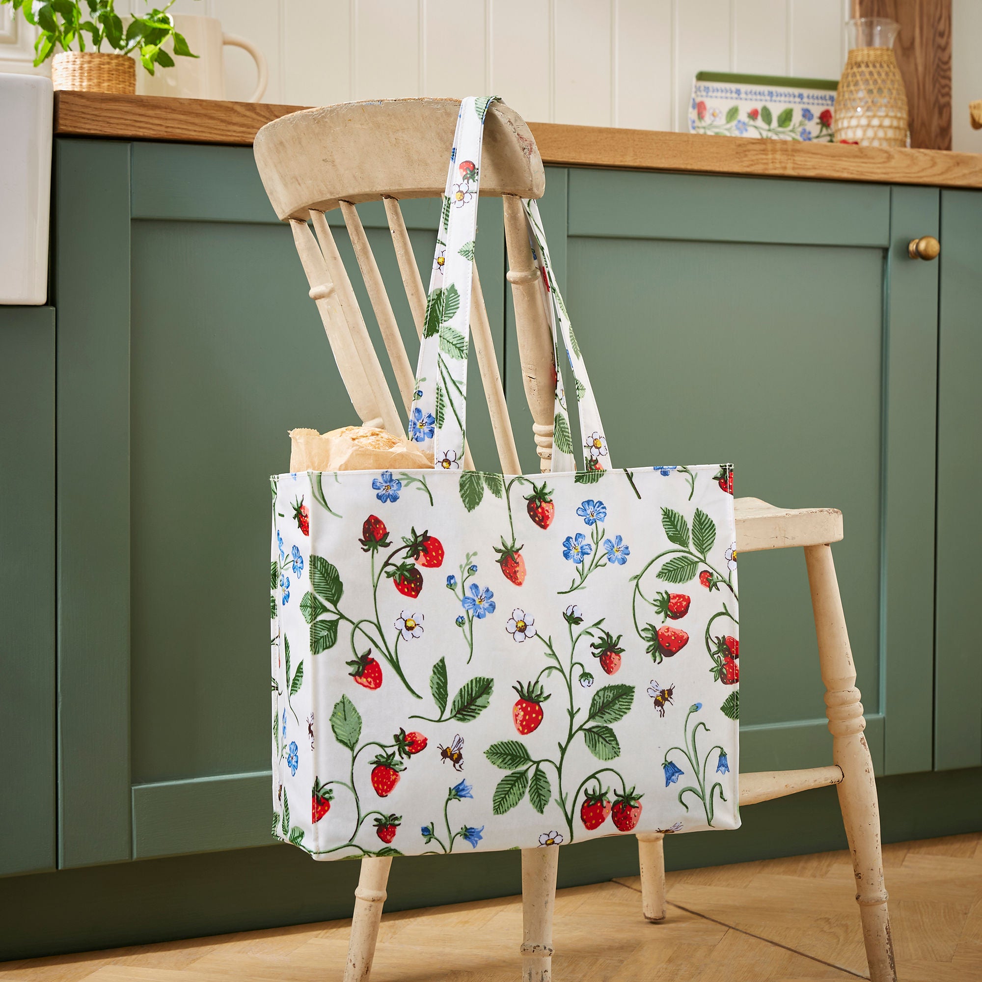 ulster-weavers-strawberry-patch-schultertasche-pvc-in-gr-n image 2