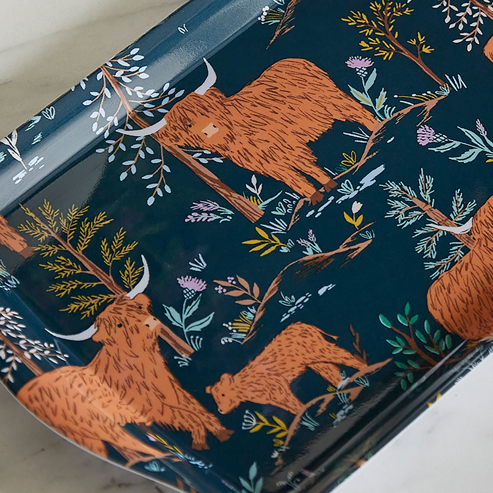 ulster-weavers-connie-the-cow-serviertablett-39x17-cm-in-navy image 3