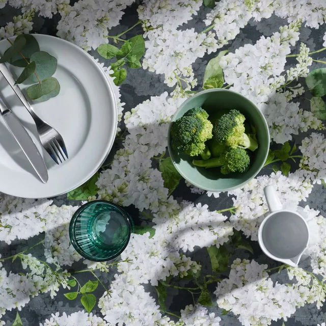 apelt-6820-springtime-tischdecke-flieder-motiv-satingewebe image 1
