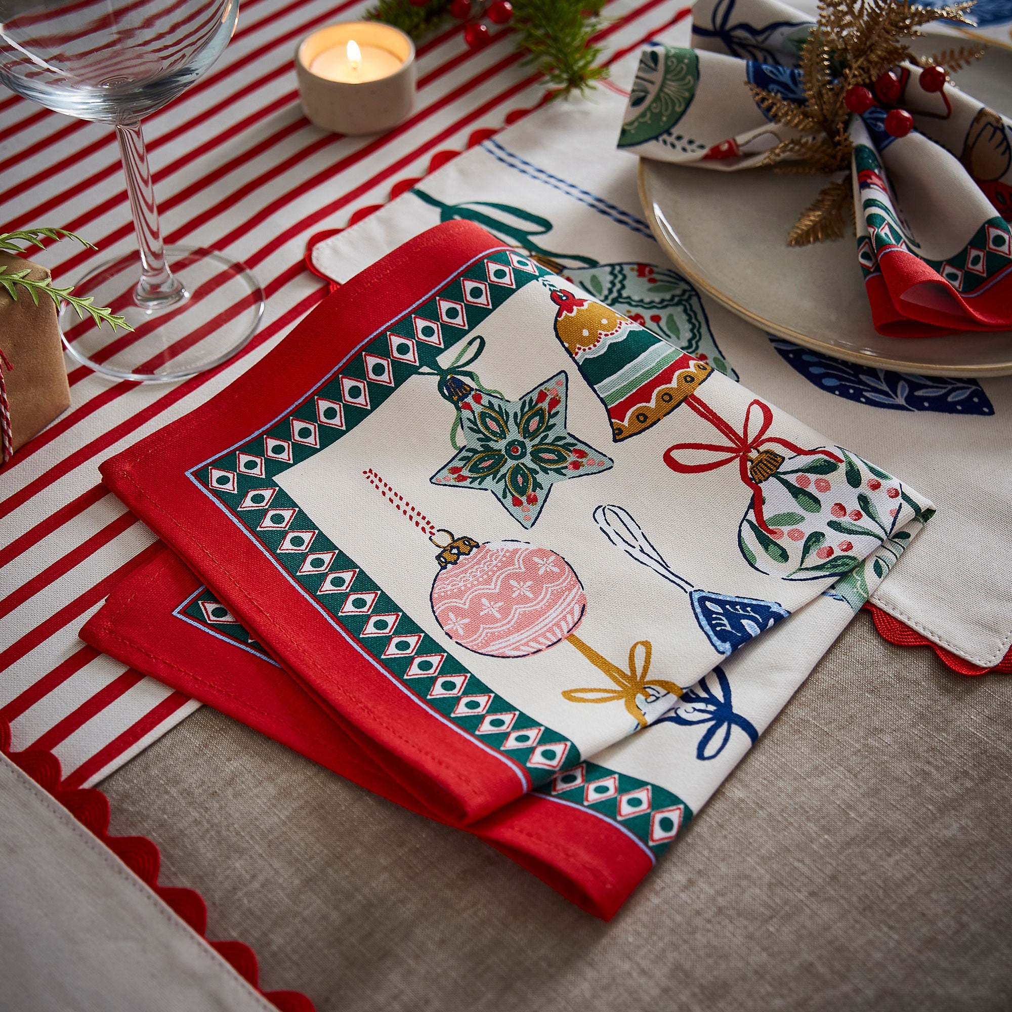 ulster-weavers-christmas-ornaments-tischl-ufer-table-runner-in-multicolour image 2