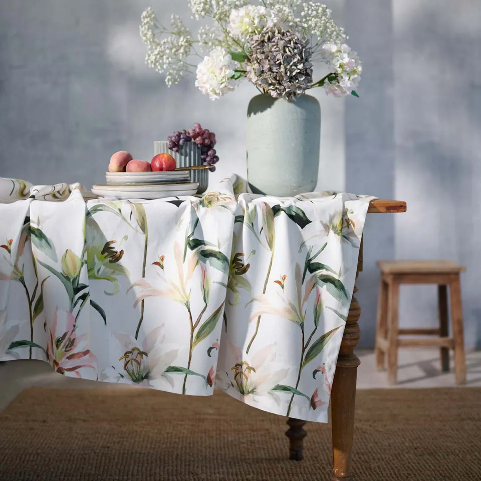 apelt-5602-tischdecke-lilienmotiv-baumwolle-digitaldruck image 1