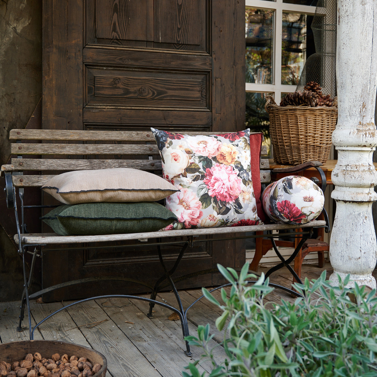 apelt-7405-kissen-nackenrolle-blumenmotive-englischer-landhausstil image 2