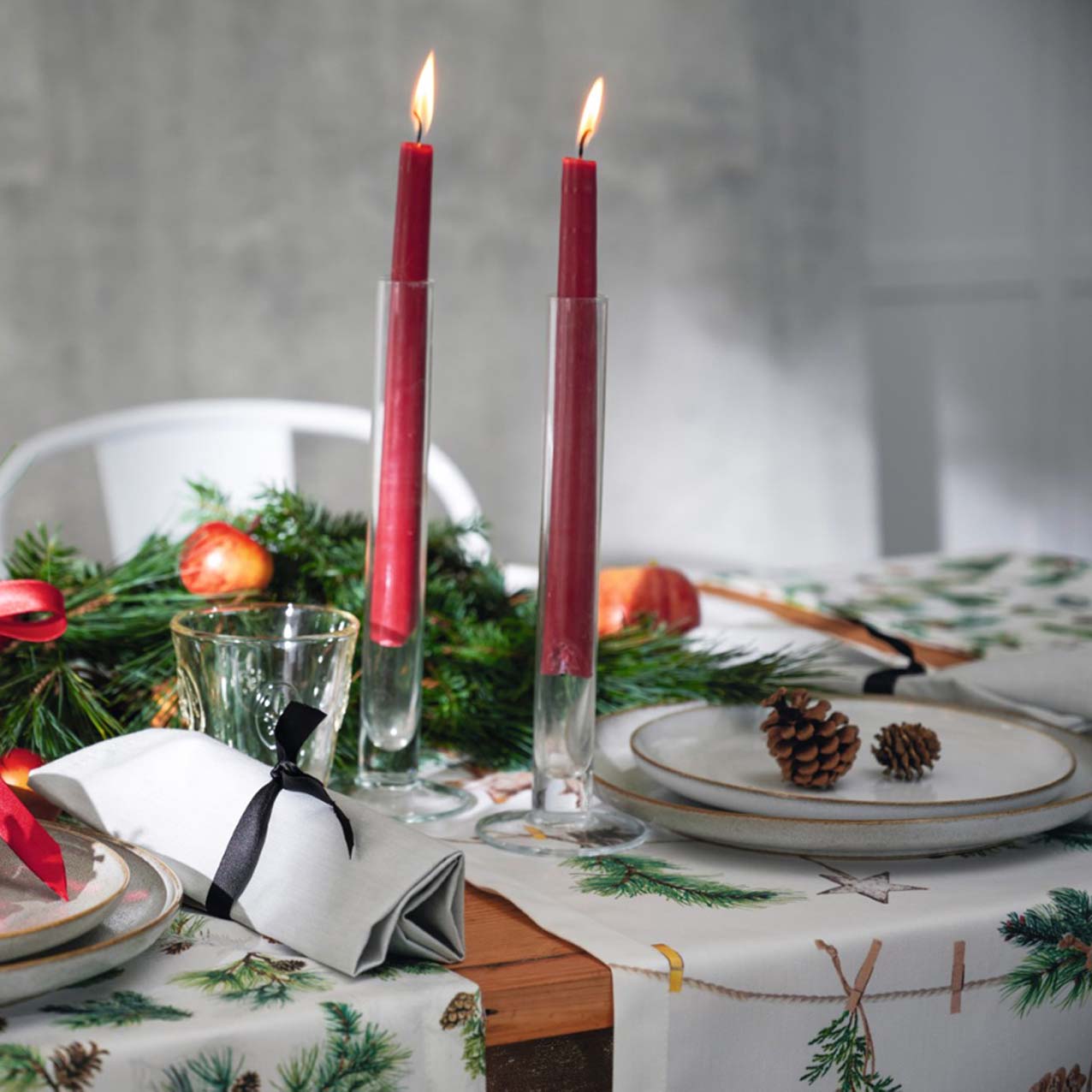 apelt-9532-tischl-ufer-christmas-all-over-winter-tannenzweige-baumwolle image 1