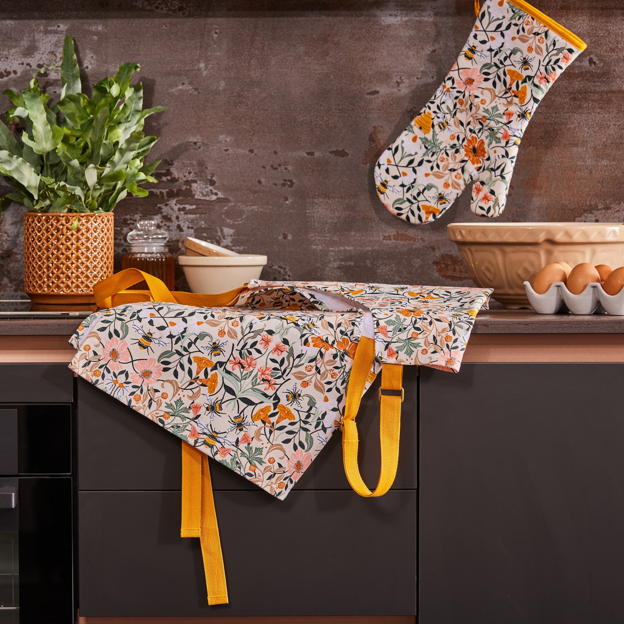 ulster-weavers-bee-bloom-stulpen-ofenhandschuh-in-multicolour image 3
