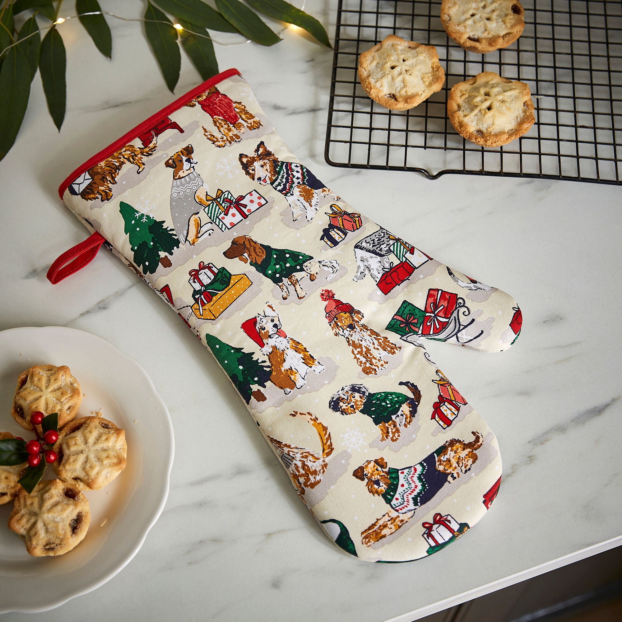ulster-weavers-merry-mutts-weihnachts-stulpenhandschuh-in-natur image 2
