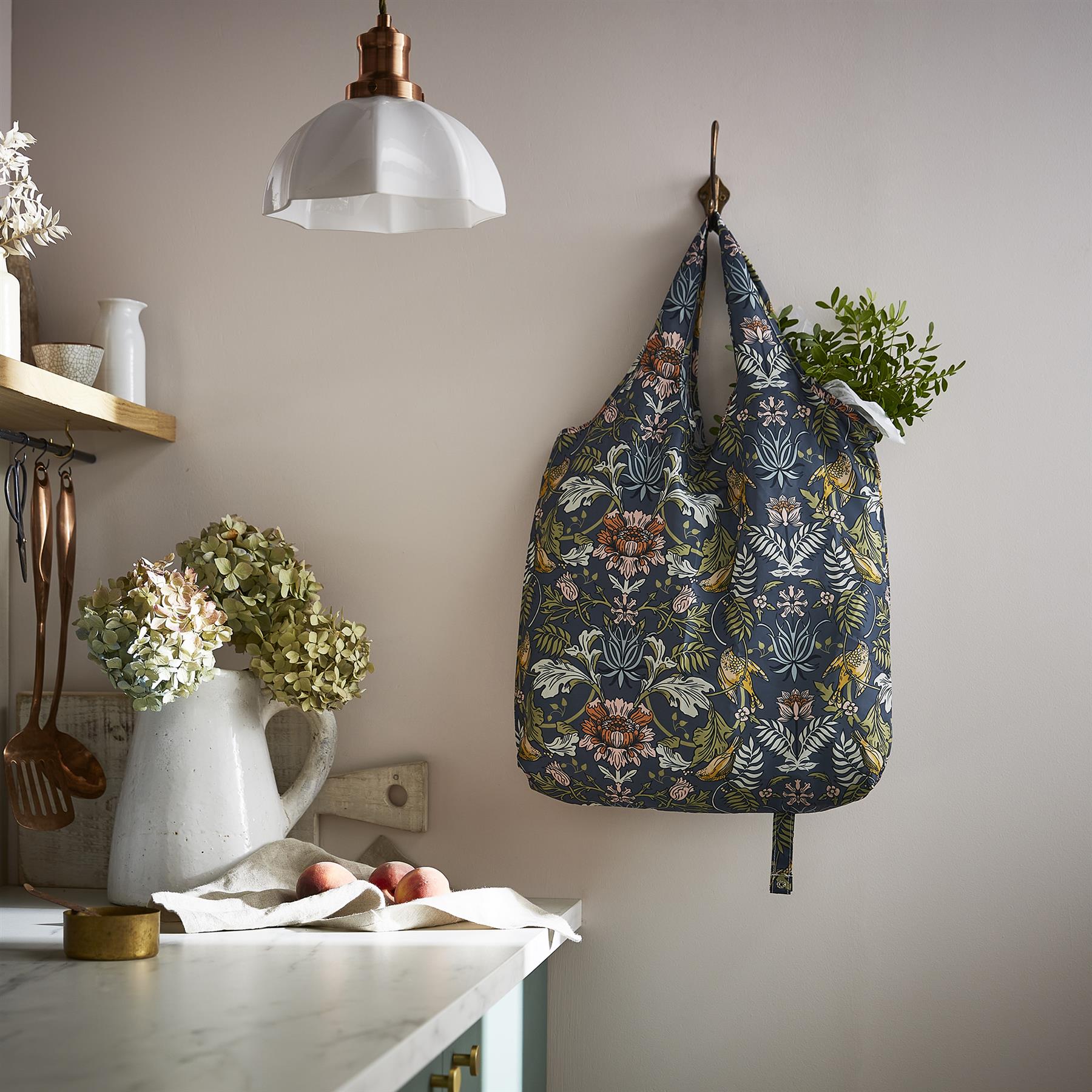 ulster-weavers-finch-flower-falt-tasche-medium-in-navy image 2