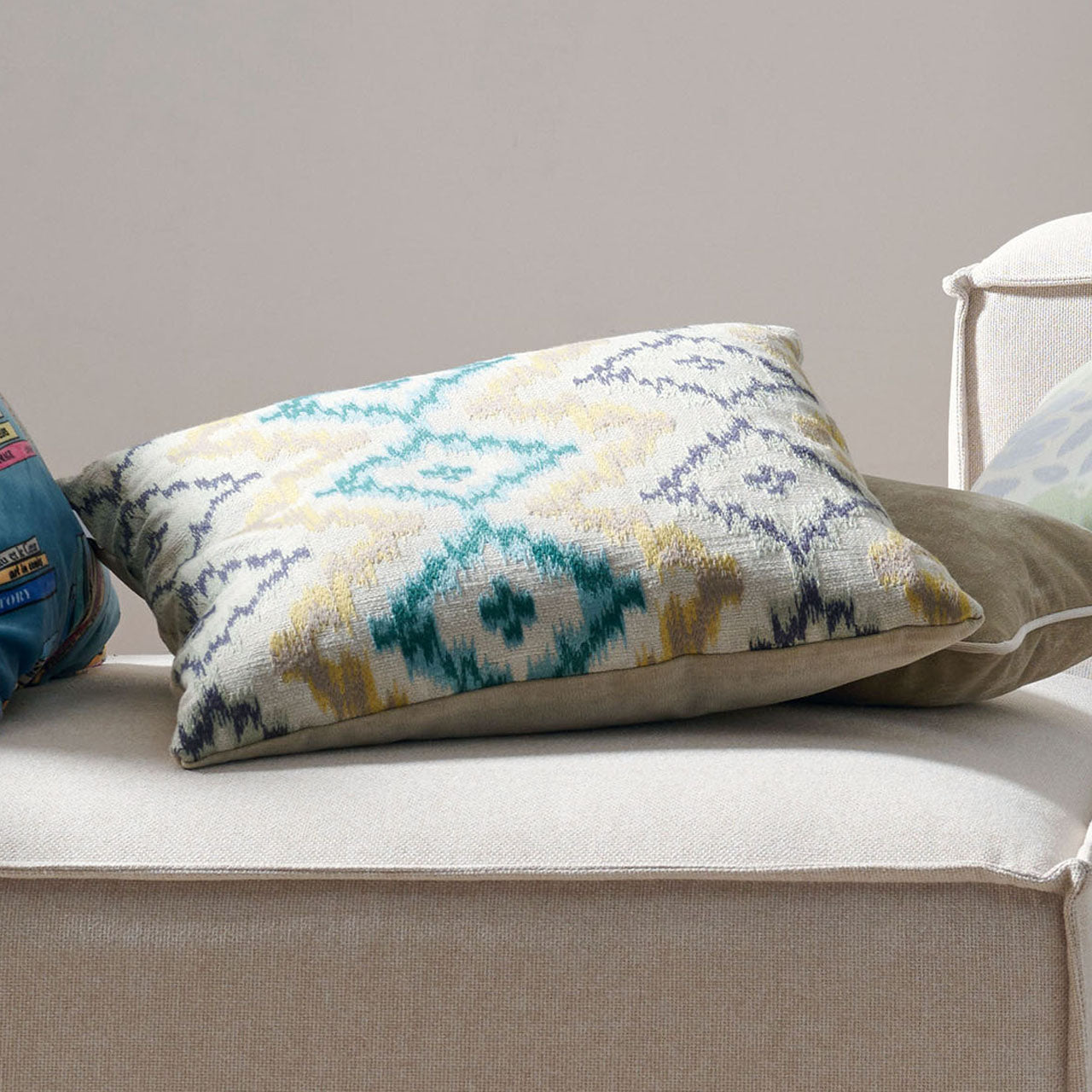 apelt-milan-wendekissenh-lle-ikat-jacquard-mit-samtr-ckseite image 2