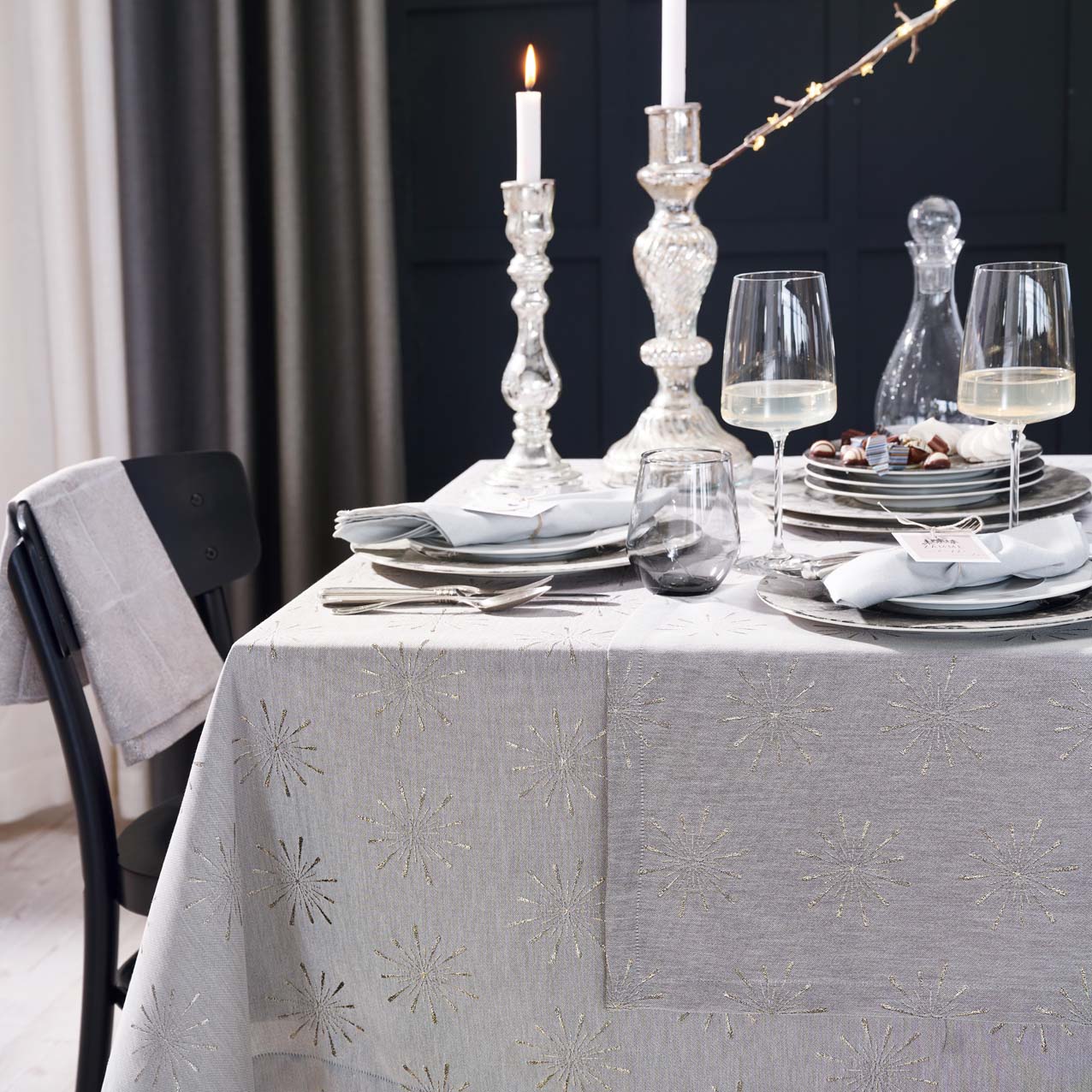 apelt-6302-tischdecke-lurex-jacquard-sternendesign-christmas-glam image 1