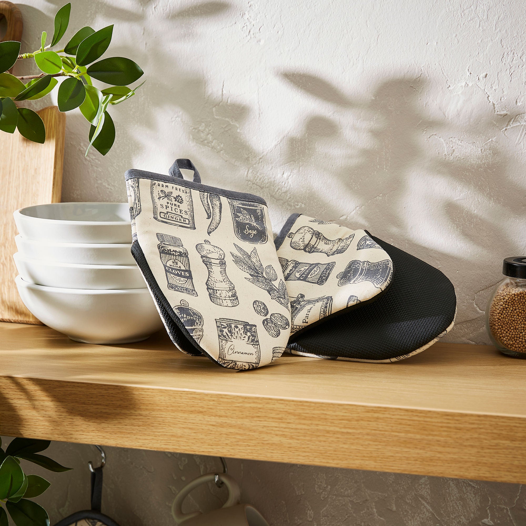 ulster-weavers-herbs-spices-mikrowellenhandschuhe-2er-set-in-grau image 2