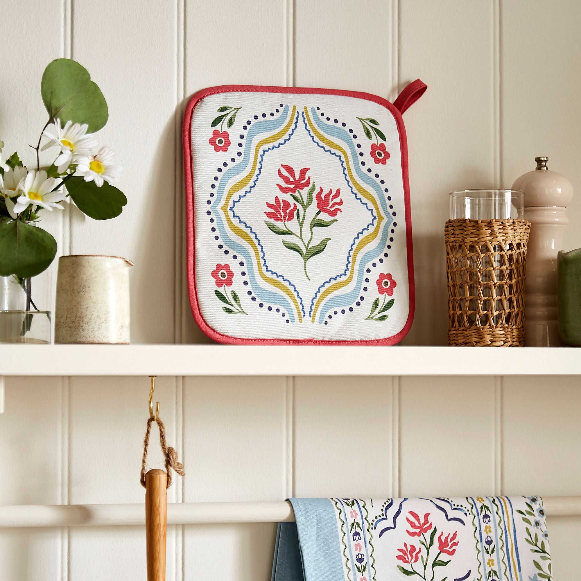 ulster-weavers-boho-floral-topfhandschuh-in-mehrfarbig image 2