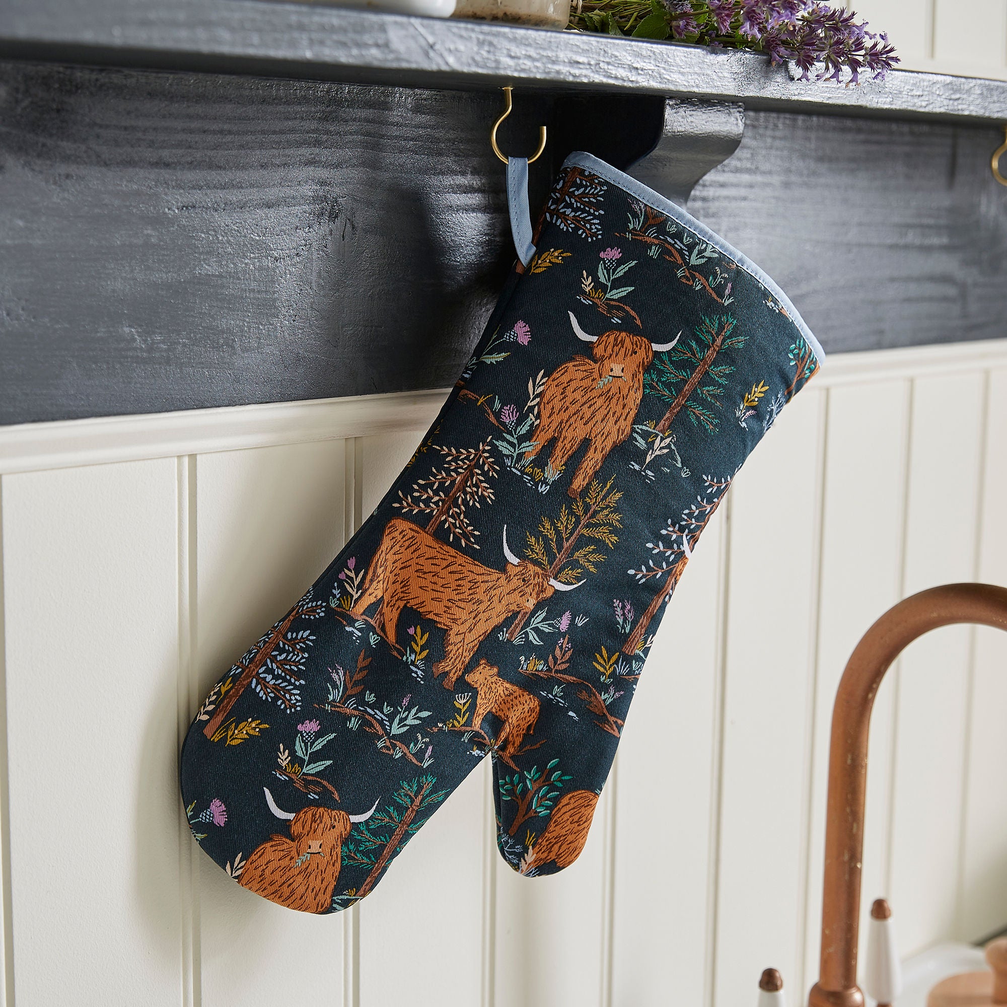 ulster-weavers-connie-the-cow-ofenhandschuh-lang-in-navy image 2