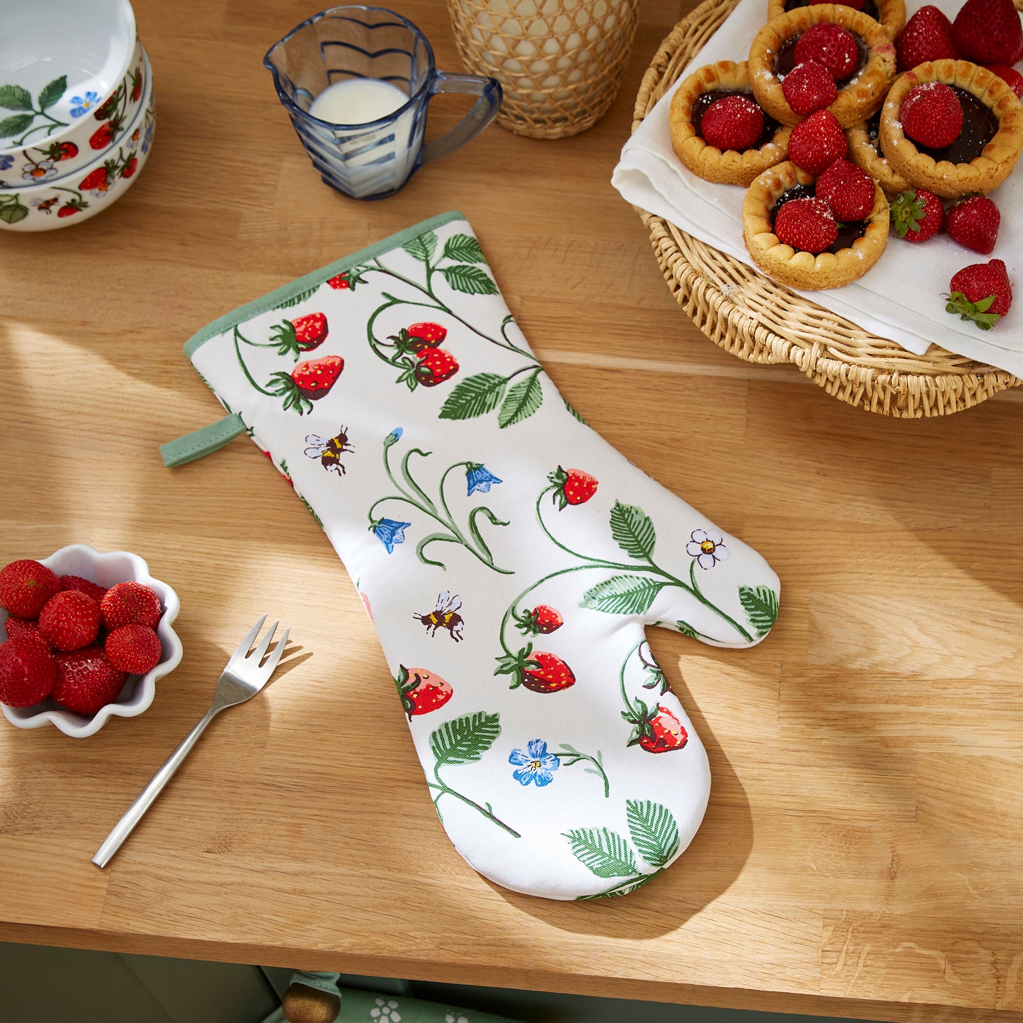 ulster-weavers-strawberry-patch-stulpen-ofenhandschuh-aus-baumwolle-in-gr-n image 2