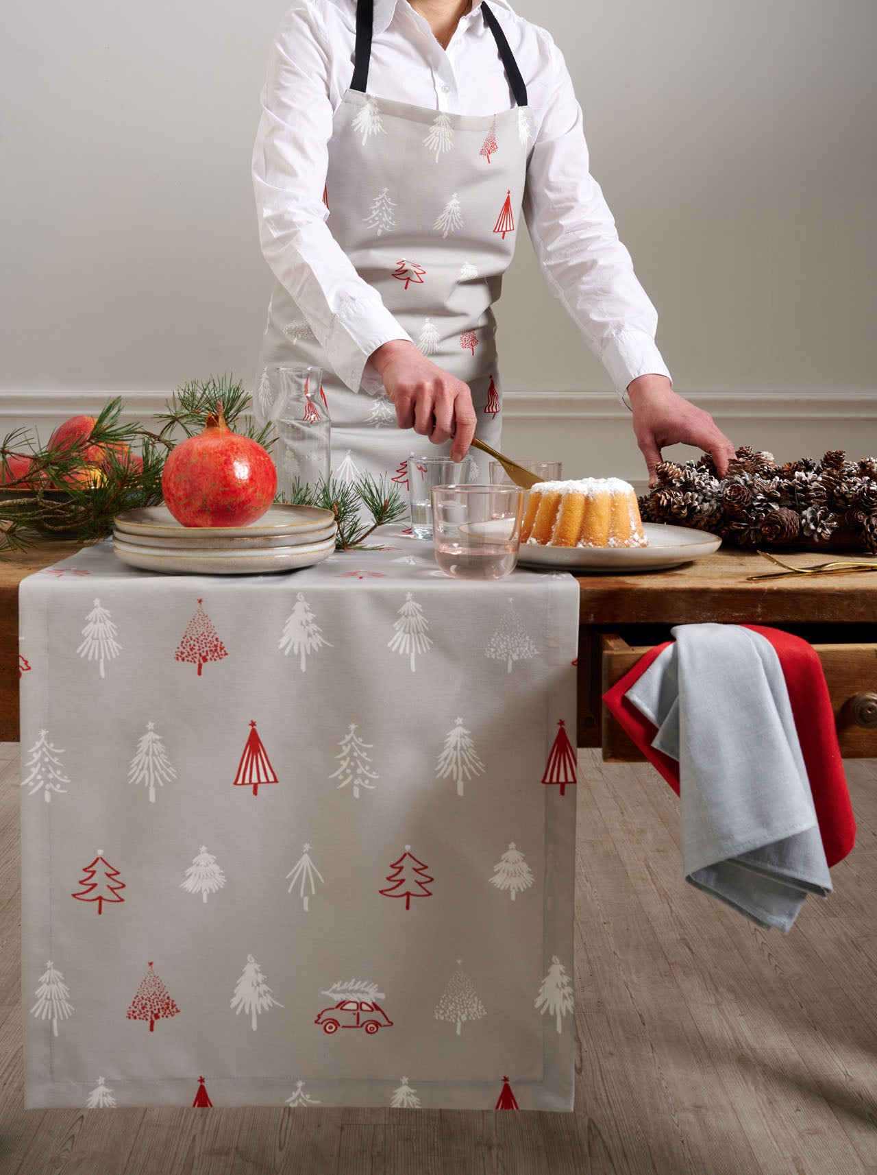 apelt-5825-sch-rze-christmas-all-over-mit-tannenbaumformen image 2