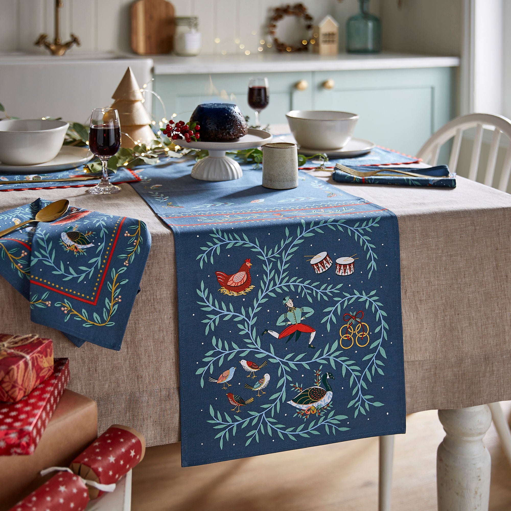ulster-weavers-12-days-of-christmas-tischl-ufer-aus-baumwolle-in-blau image 1