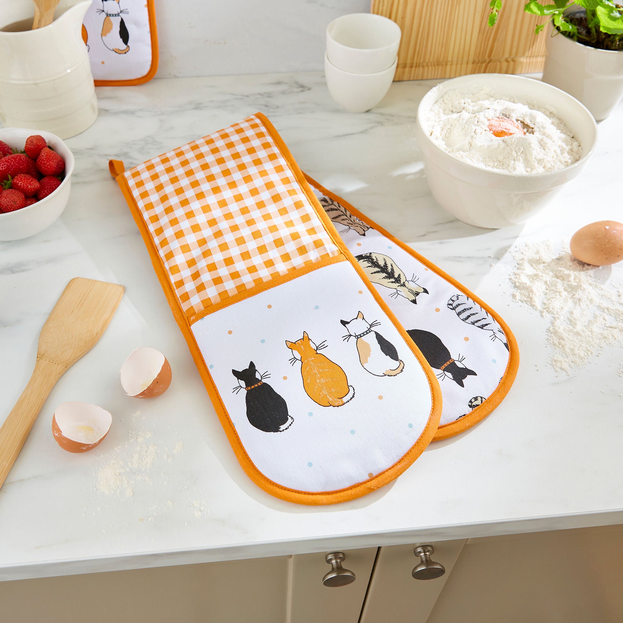 ulster-weavers-cats-in-waiting-2026-doppel-ofenhandschuh-in-orange image 2