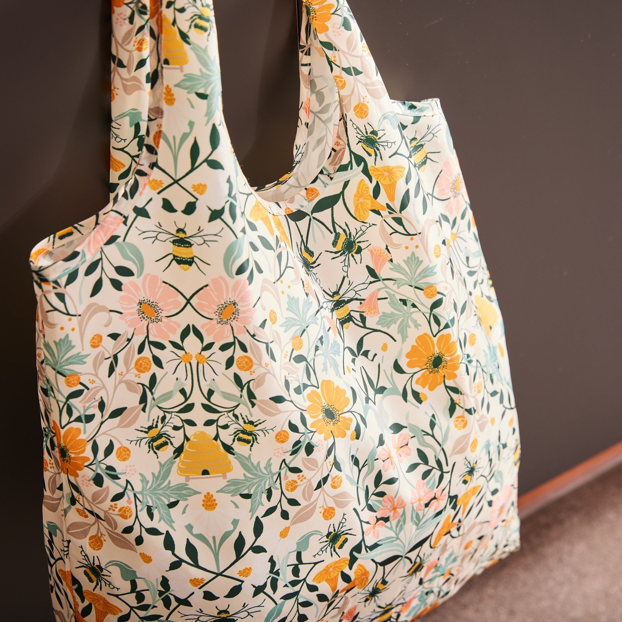 ulster-weavers-bee-bloom-faltbare-tasche-medium-bunt image 2