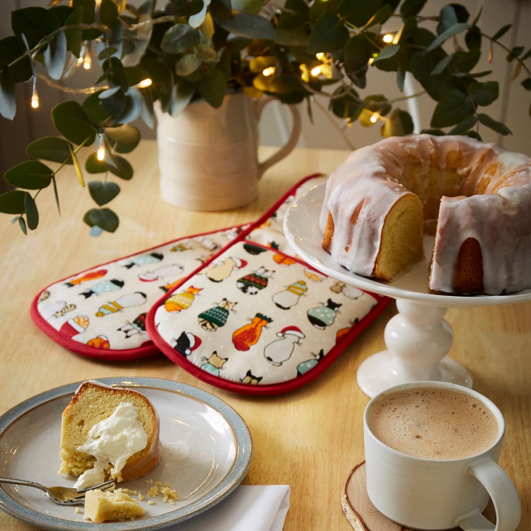 ulster-weavers-christmas-cats-in-waiting-doppel-ofenhandschuh-rot-creme image 3