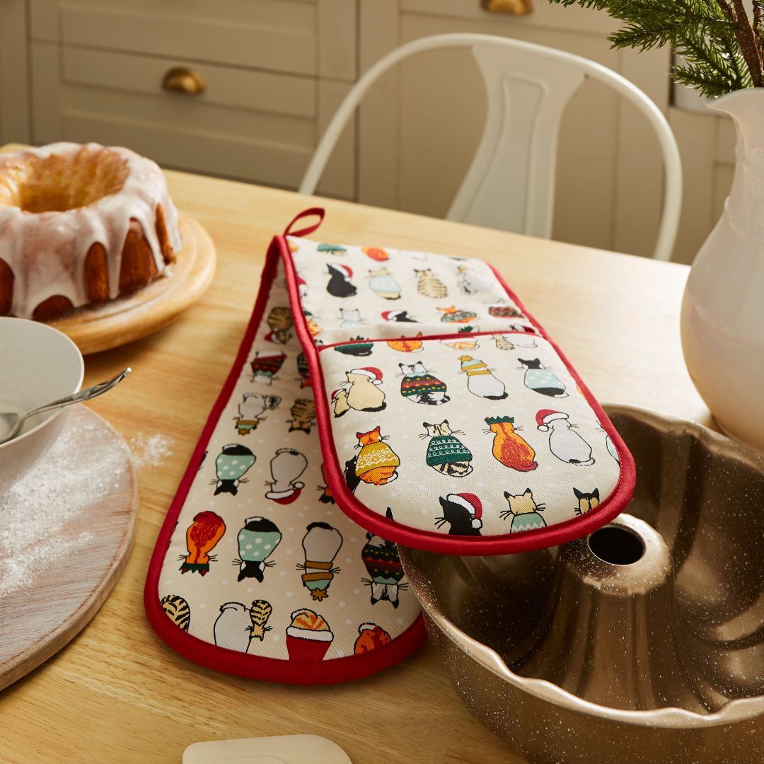ulster-weavers-christmas-cats-in-waiting-doppel-ofenhandschuh-rot-creme image 2