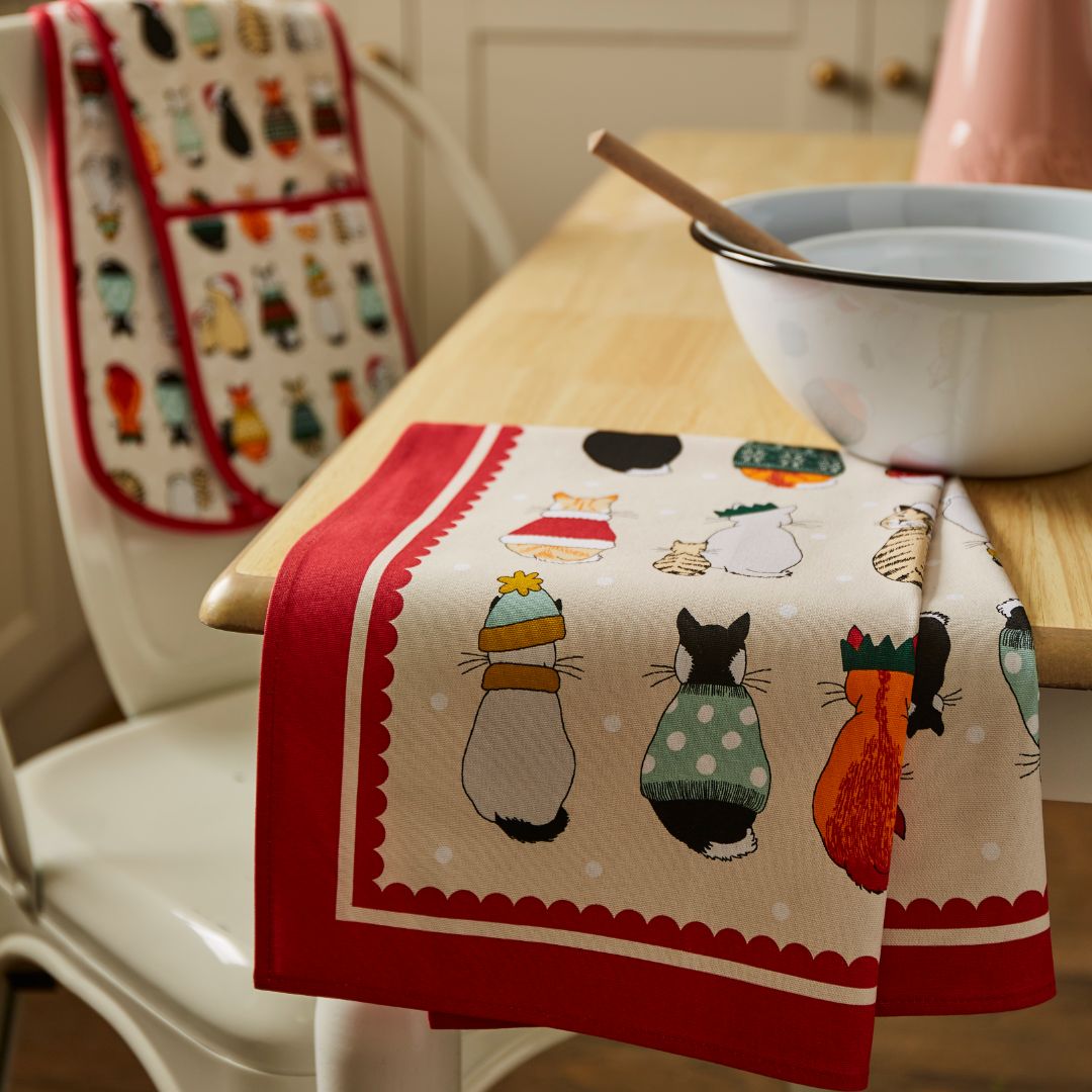 ulster-weavers-christmas-cats-in-waiting-baumwoll-geschirrtuch-in-rot image 3