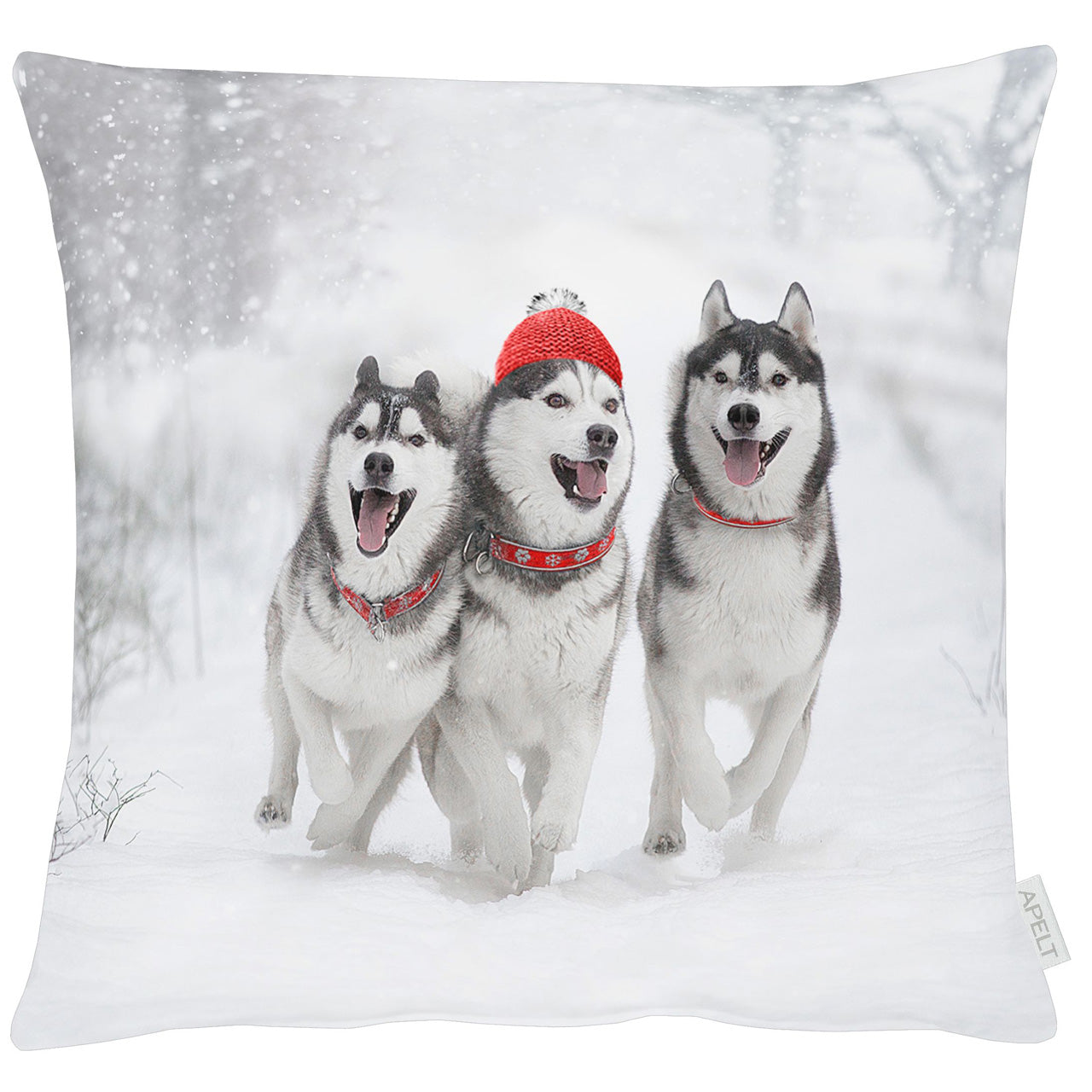 apelt-3701-kissenbezug-huskyfreunde-im-schnee image 1