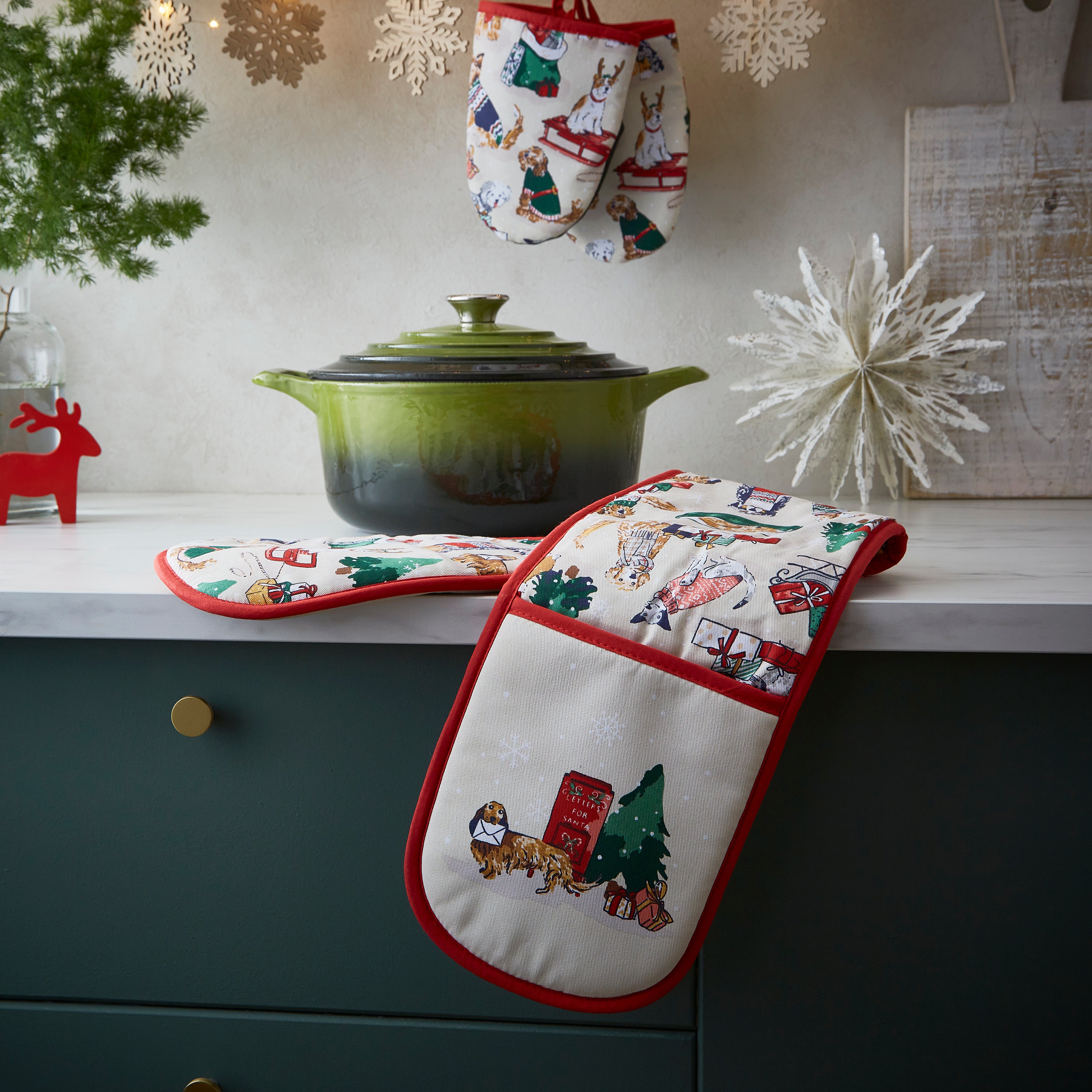 ulster-weavers-merry-mutts-doppel-ofenhandschuh-weihnachten-in-rot image 2