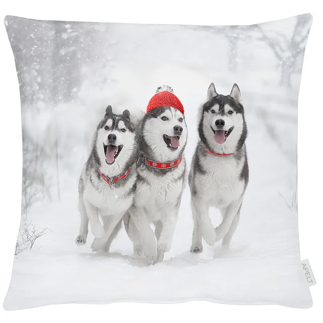 apelt-3701-kissen-huskyfreunde-im-schnee-quadratisch image 1
