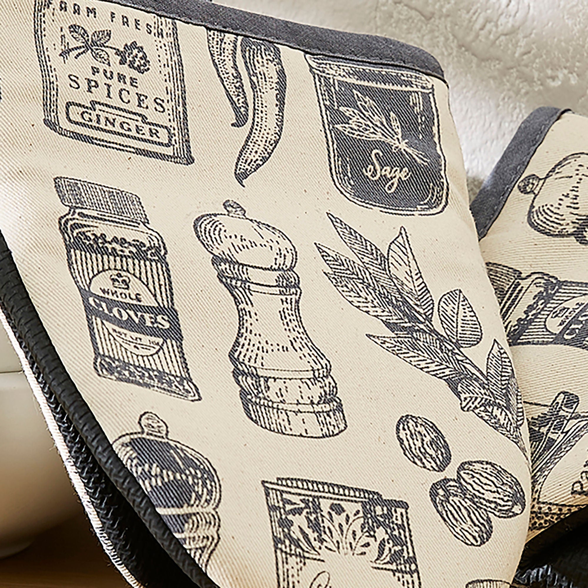 ulster-weavers-herbs-spices-mikrowellenhandschuhe-2er-set-in-grau image 4