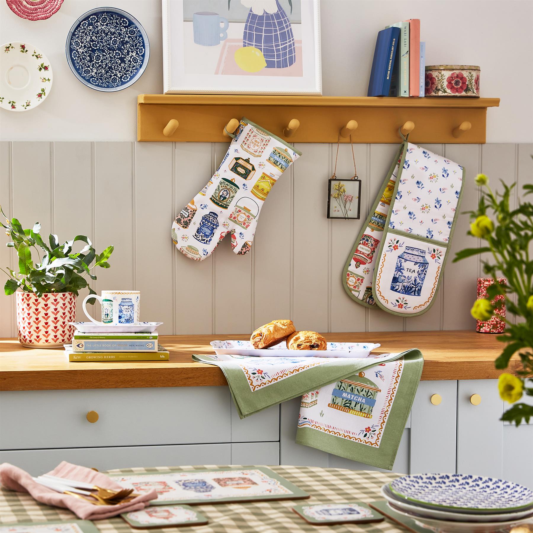 ulster-weavers-tea-tins-tablett-scatter-tray-in-bunt image 3