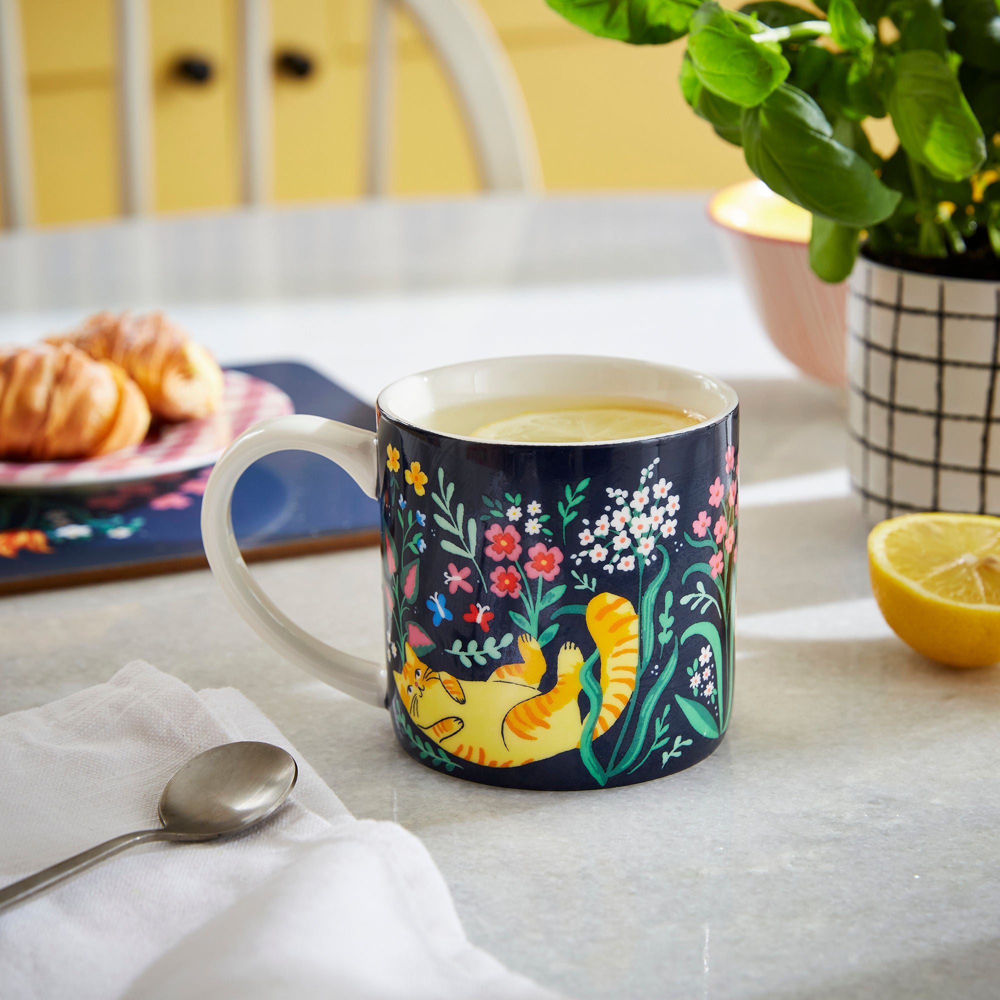 ulster-weavers-marmalade-meadow-bone-china-becher-in-navy image 2
