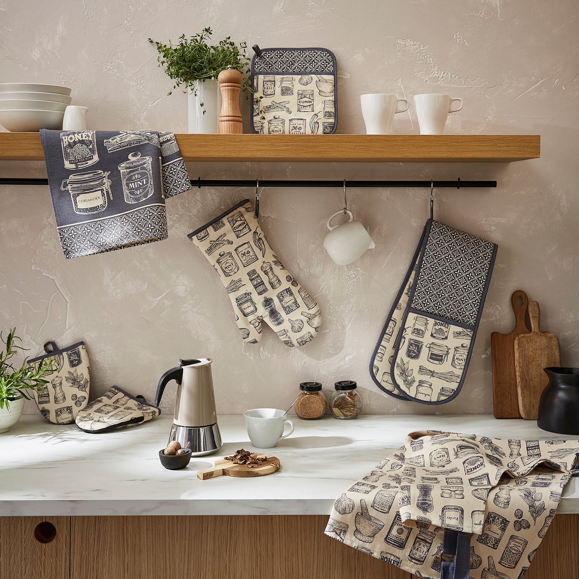 ulster-weavers-herbs-spices-mikrowellenhandschuhe-2er-set-in-grau image 3