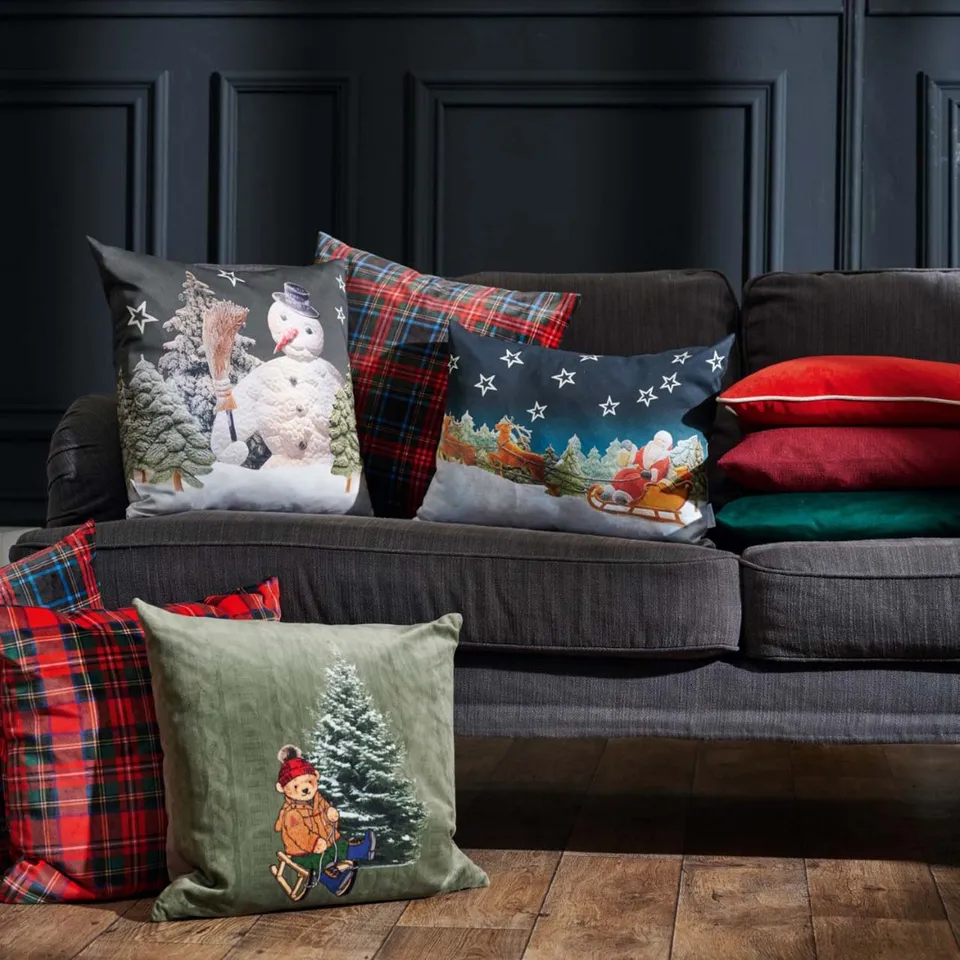 apelt-4686-kissen-wintermotiv-weihnachtsmann-rechteckig image 1