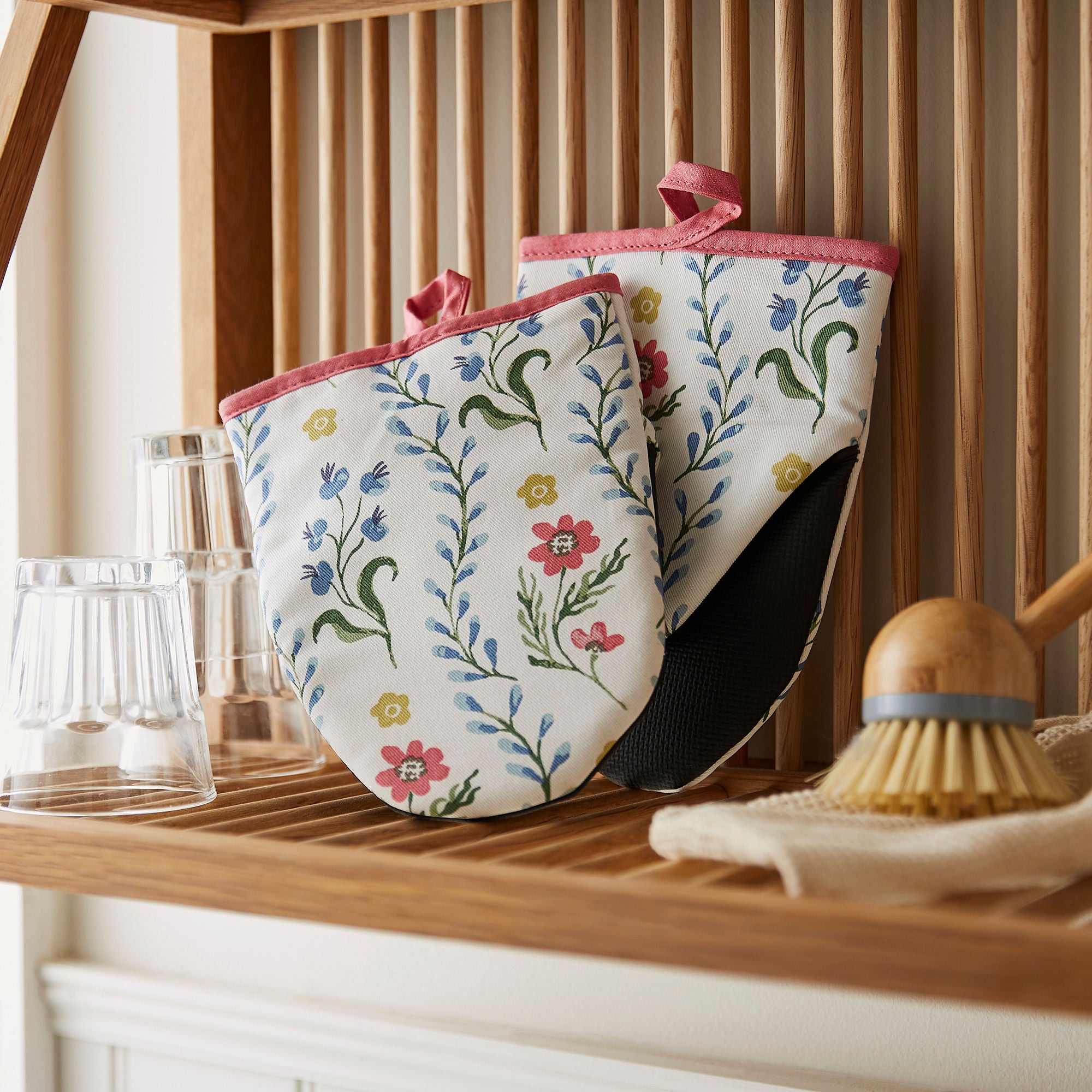 ulster-weavers-boho-floral-mikrowellenhandschuhe-paar-in-mehrfarbig image 2
