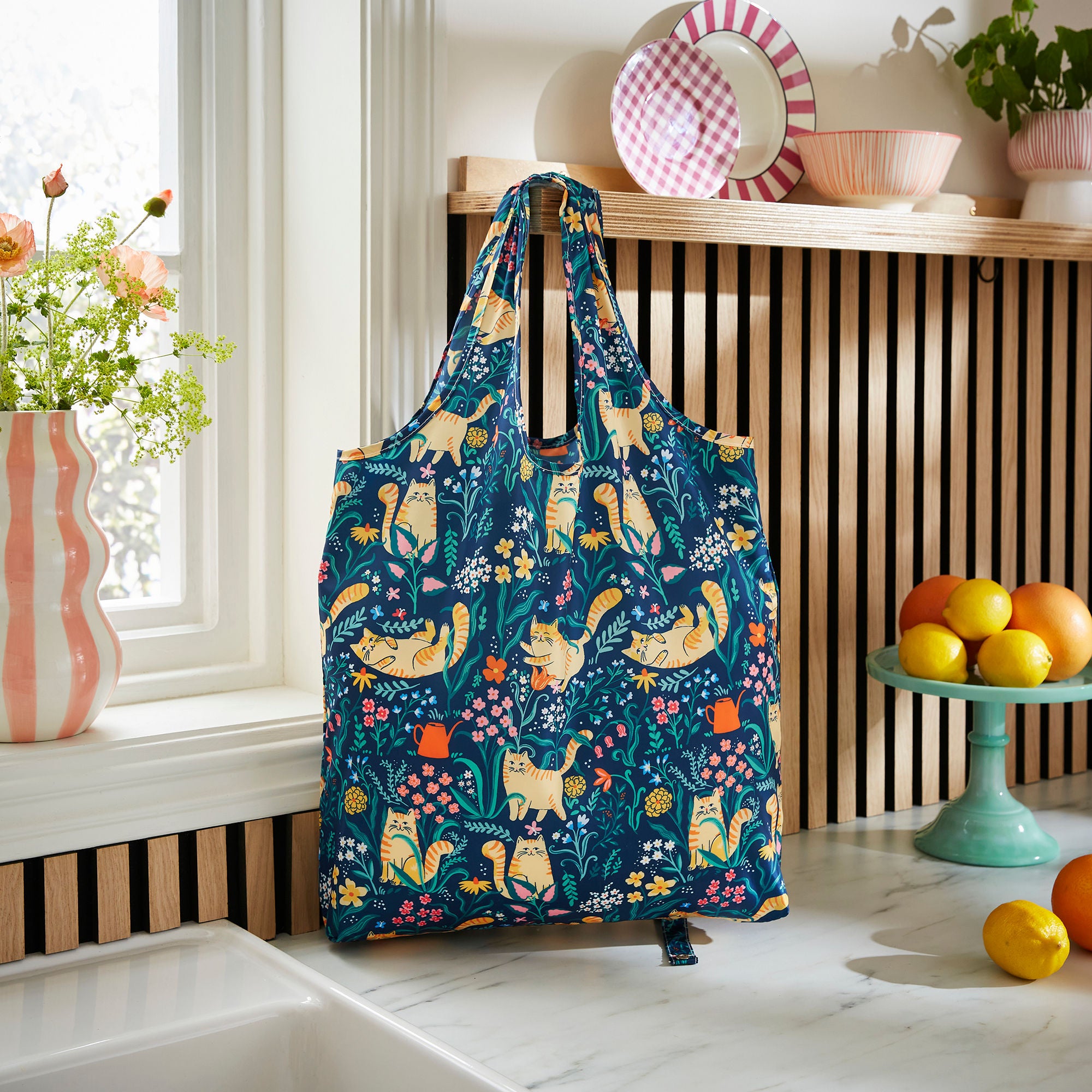 ulster-weavers-marmalade-meadow-faltbare-tasche-medium-navy-katzen image 2