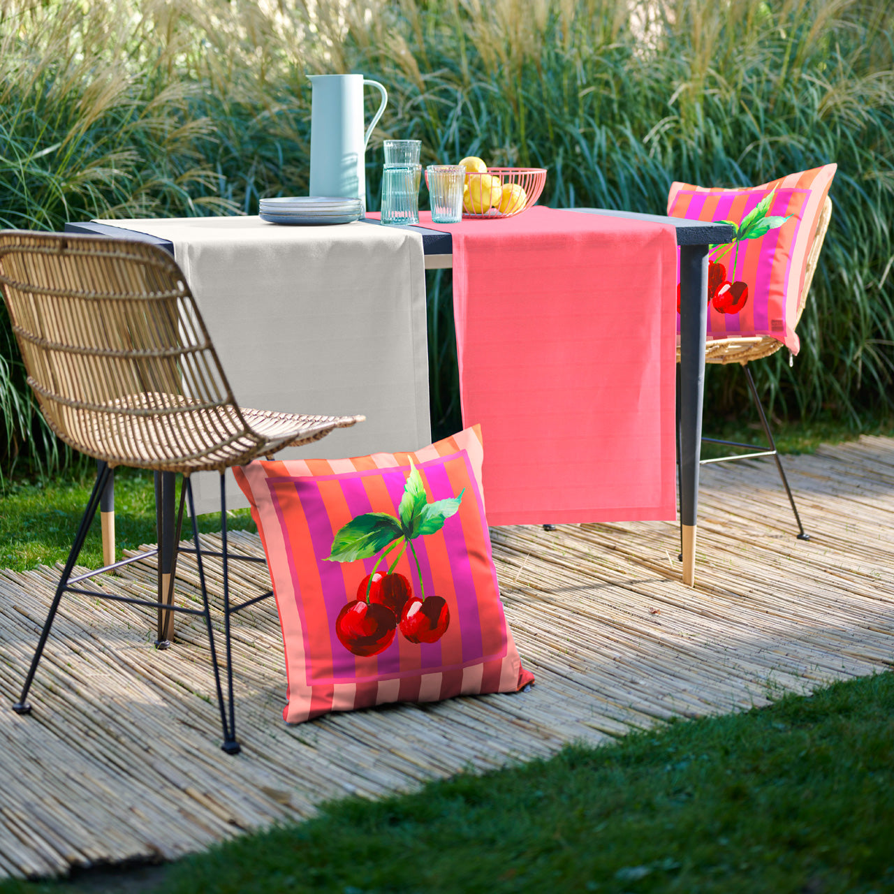 apelt-3813-kissen-sommerkirschen-auf-streifen-outdoor-mit-fleckschutz image 3