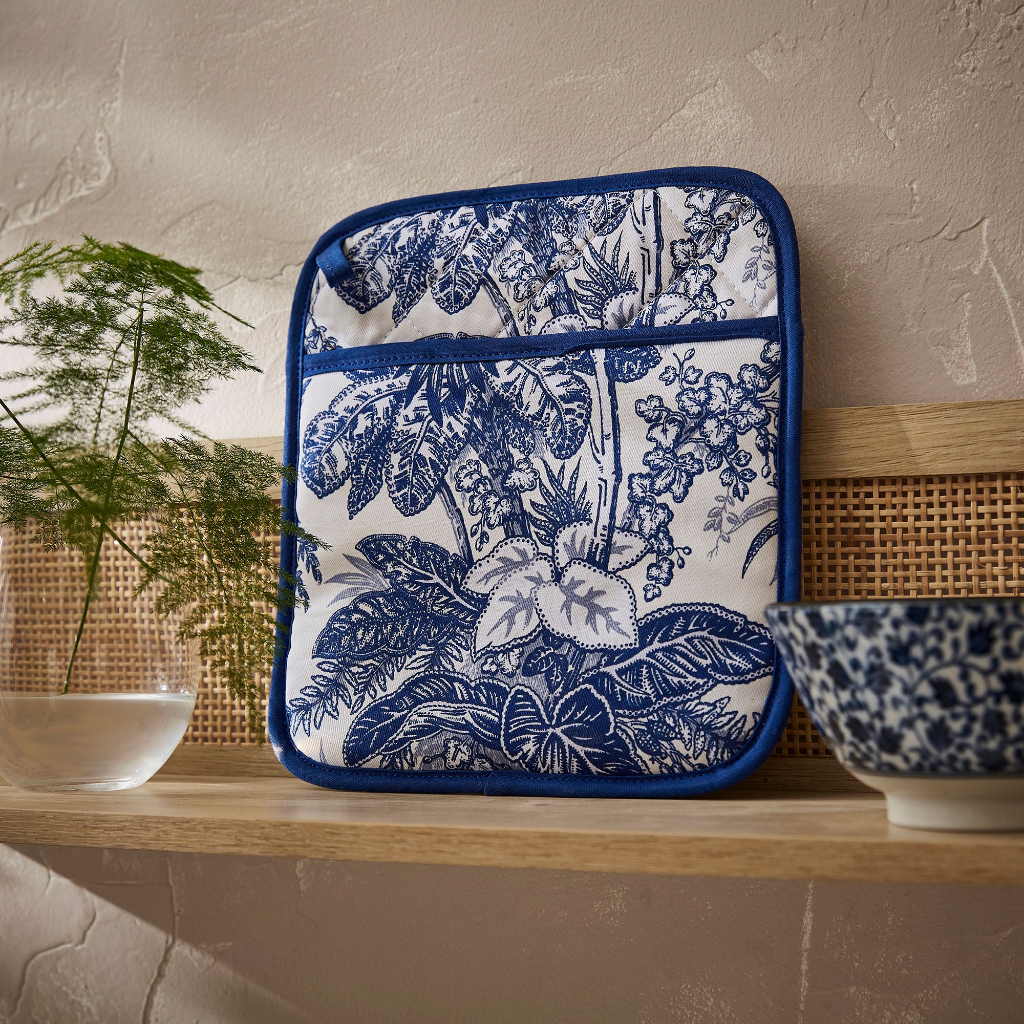 ulster-weavers-willow-toile-topflappen-pot-mitt-blue image 2