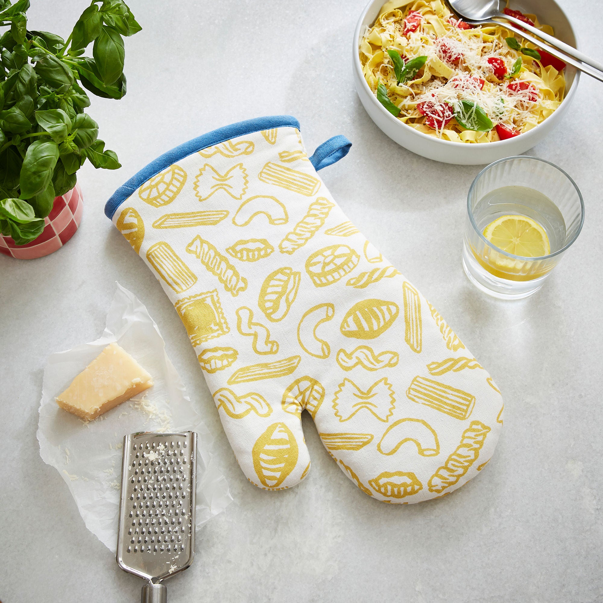 ulster-weavers-pasta-lovers-club-ofenhandschuh-lang-in-gelb image 2