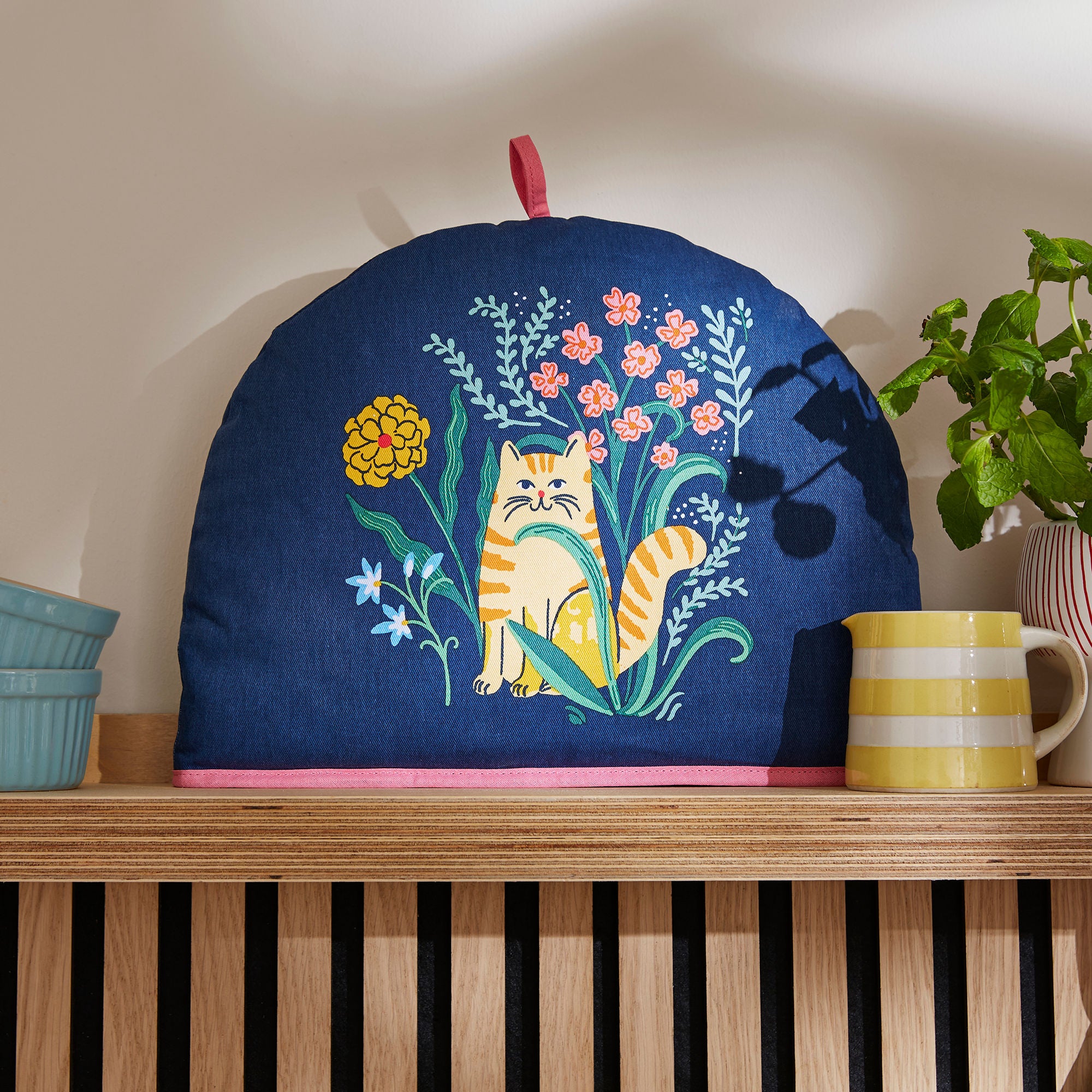 ulster-weavers-marmalade-meadow-teekannenw-rmer-in-navy image 2